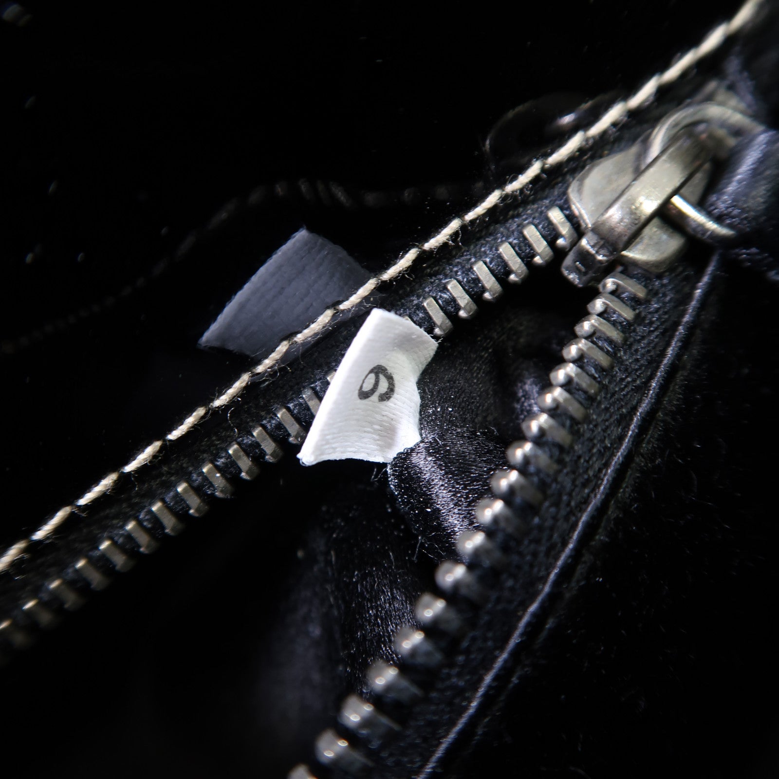 PRADA 【激減優惠】漆皮皮革Hand Bag銀扣肩背袋黑色