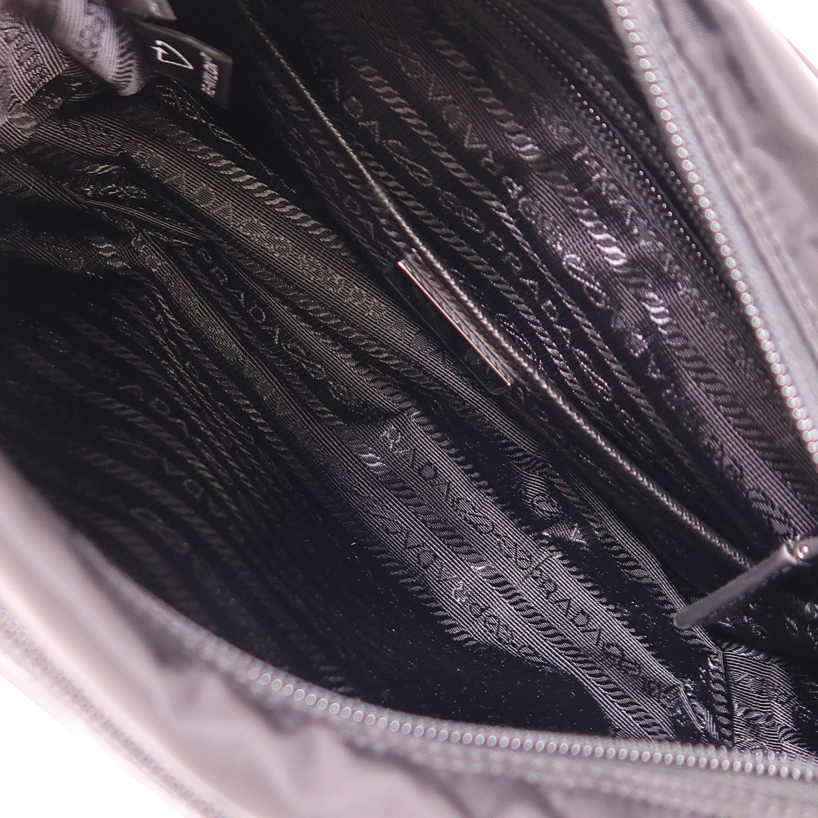 PRADA 尼龍Re-Nylon Shoulder Bag銀扣肩背袋