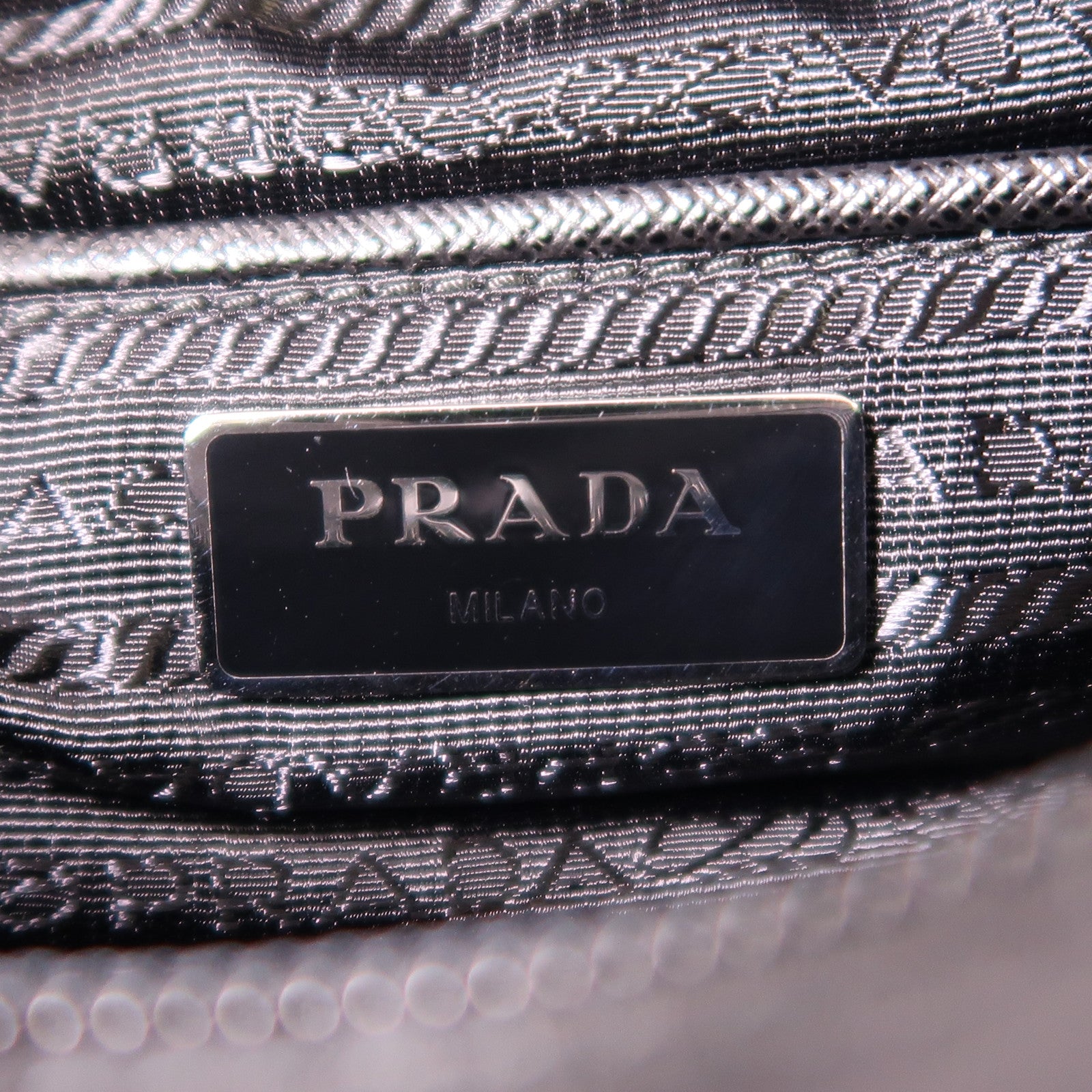 PRADA 尼龍Re-Nylon Shoulder Bag銀扣肩背袋