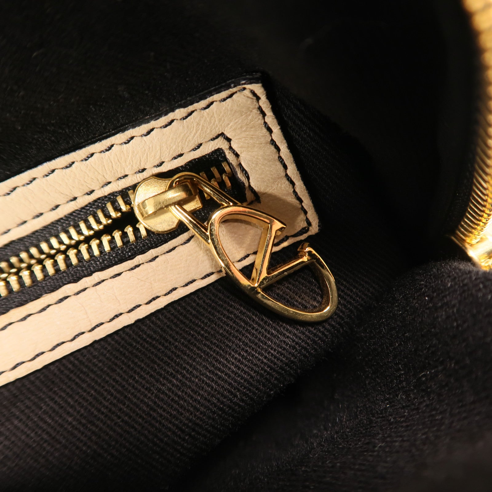 Valentino 羊皮皮革Shoulder Bag金扣肩背袋
