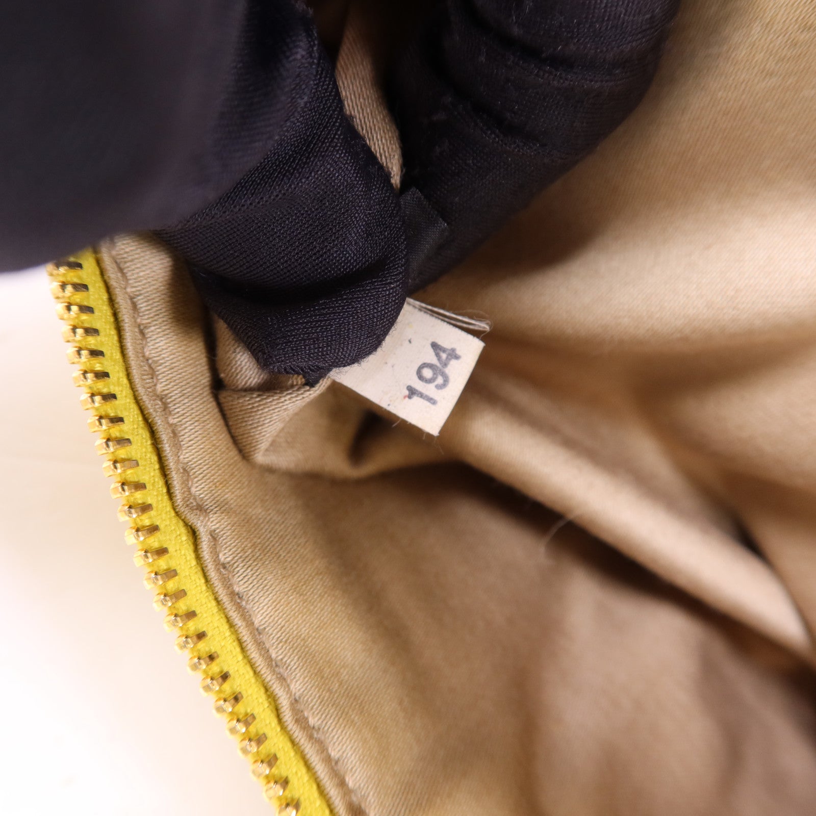 Miu Miu 牛皮皮革Clutch Bag金扣手拿包