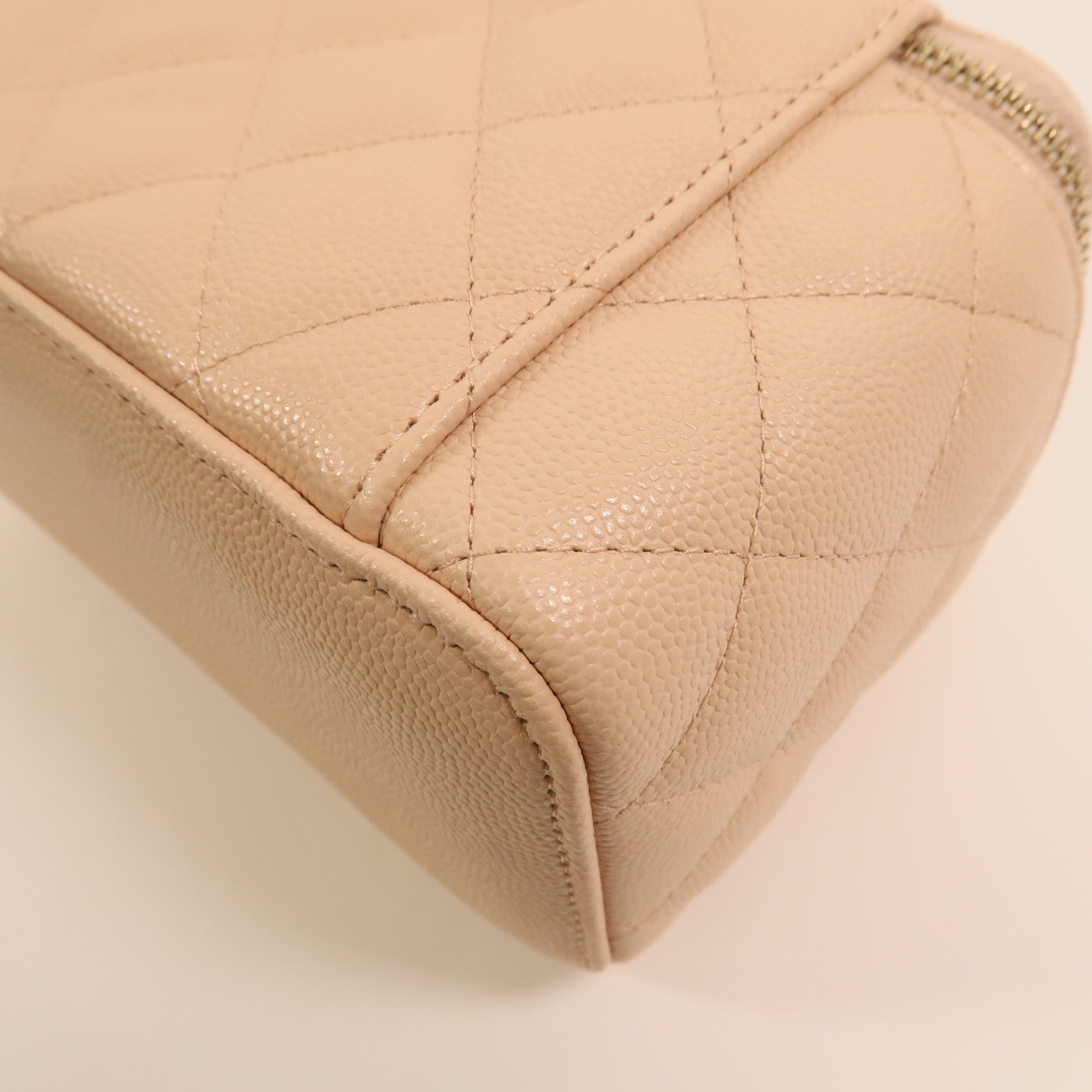 CHANEL 牛皮皮革Vanity Case金扣鏈帶肩背袋