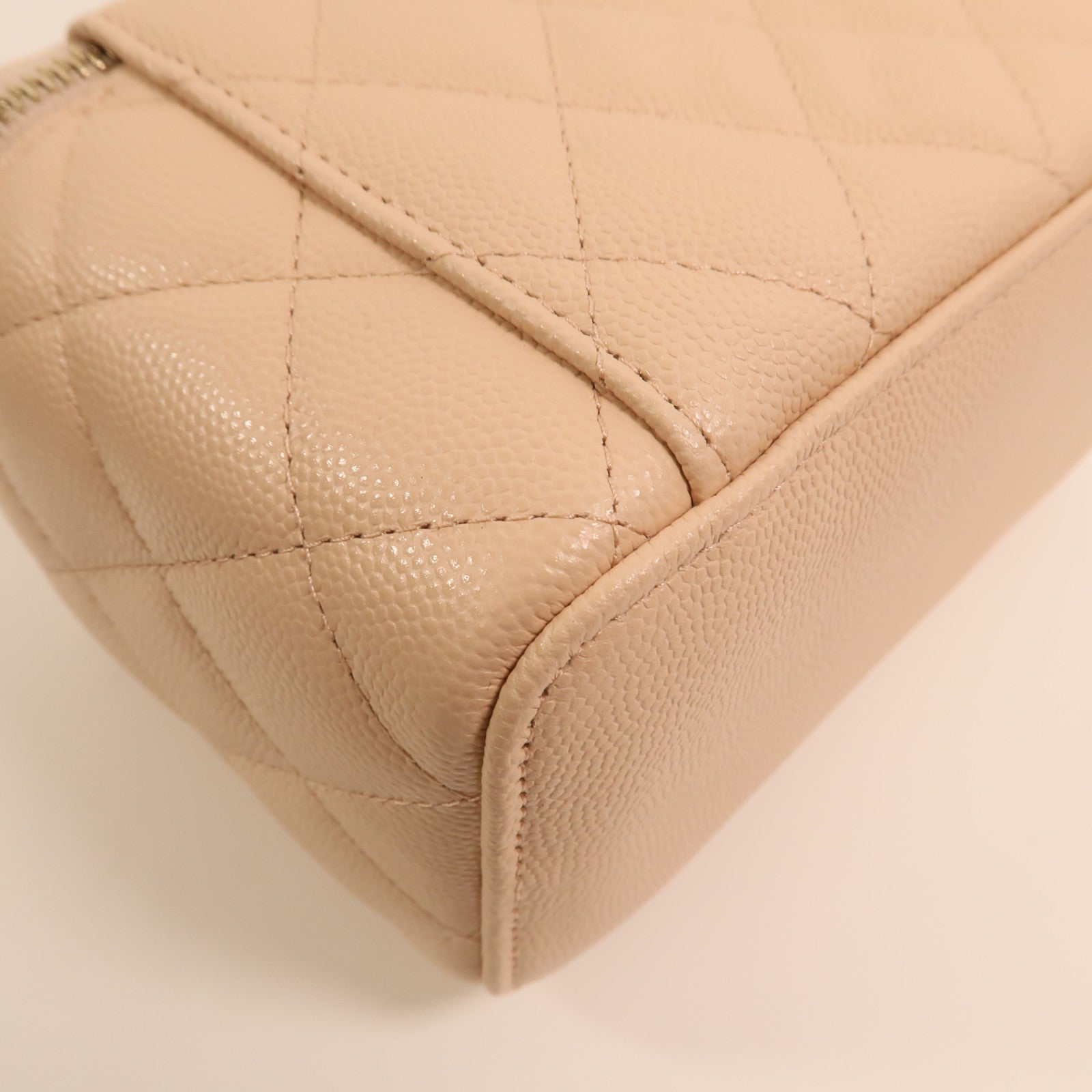 CHANEL 牛皮皮革Vanity Case金扣鏈帶肩背袋