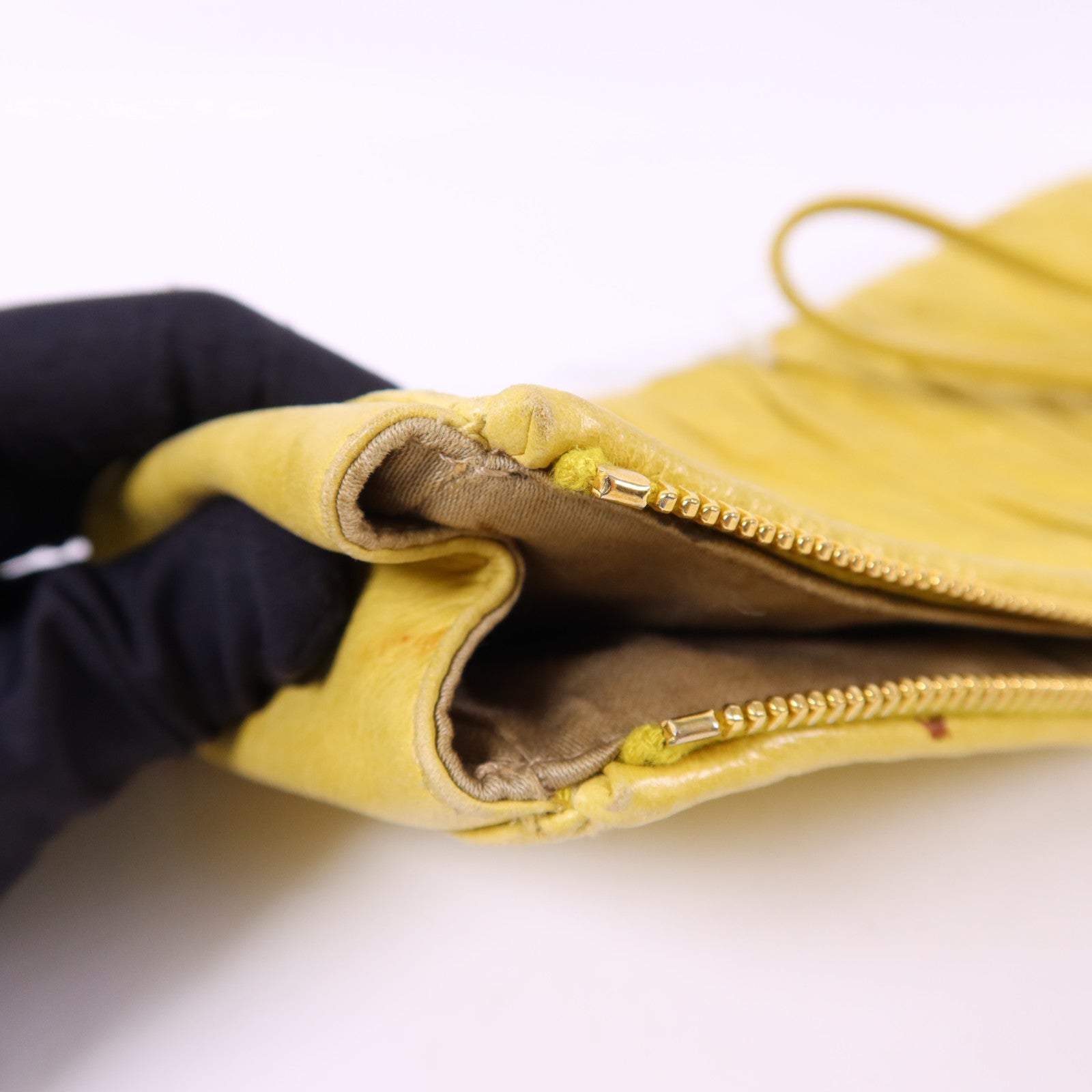 Miu Miu 牛皮皮革Clutch Bag金扣手拿包