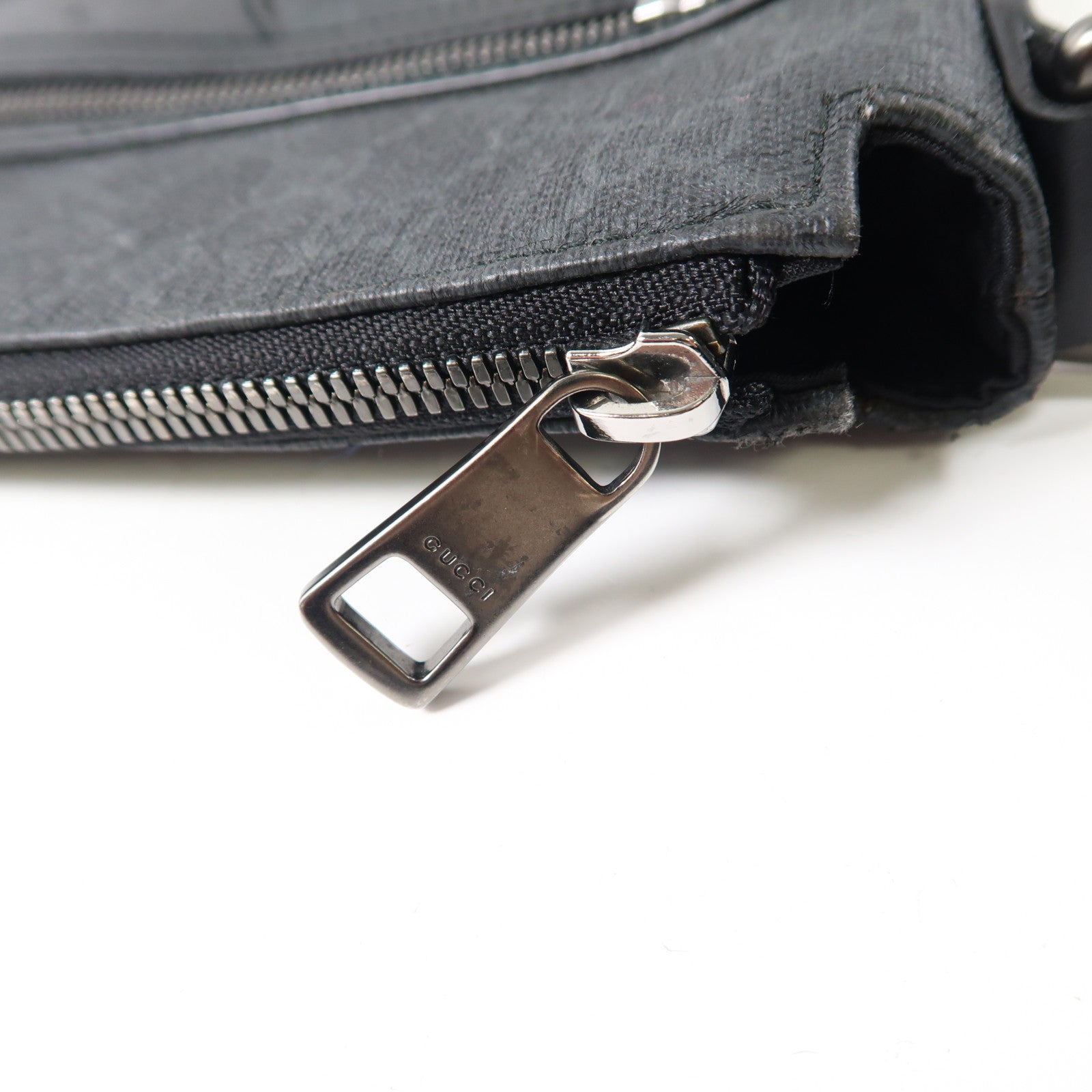 GUCCI 塗層帆布Shoulder Bag銀扣肩背袋黑色