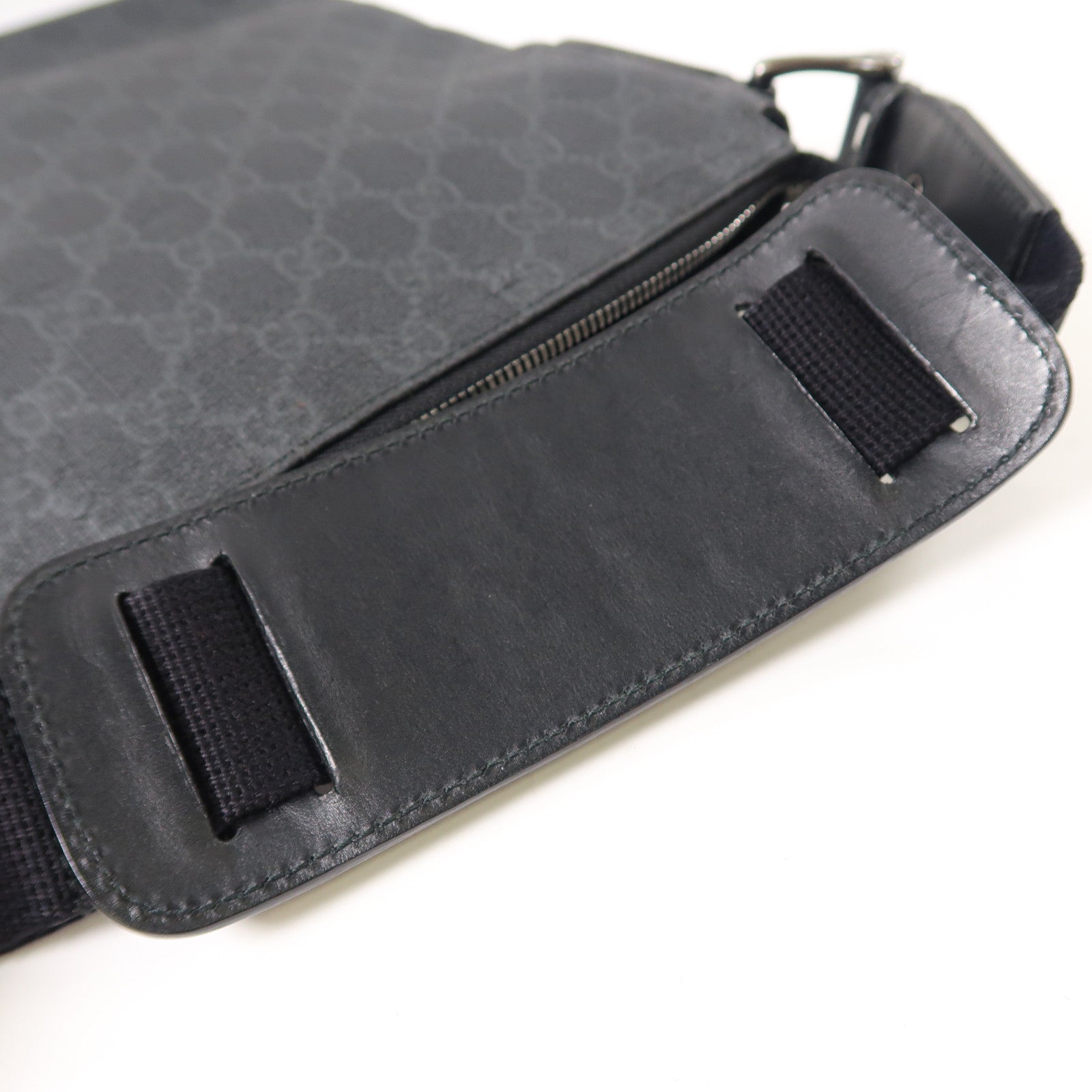 GUCCI 塗層帆布Shoulder Bag銀扣肩背袋黑色