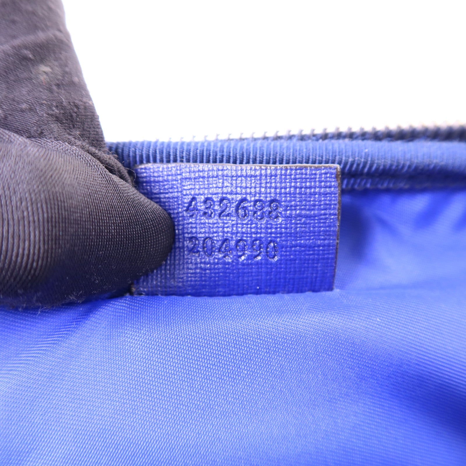 GUCCI 塗層帆布GG Supreme Dog Printed Bag銀扣肩背袋432688