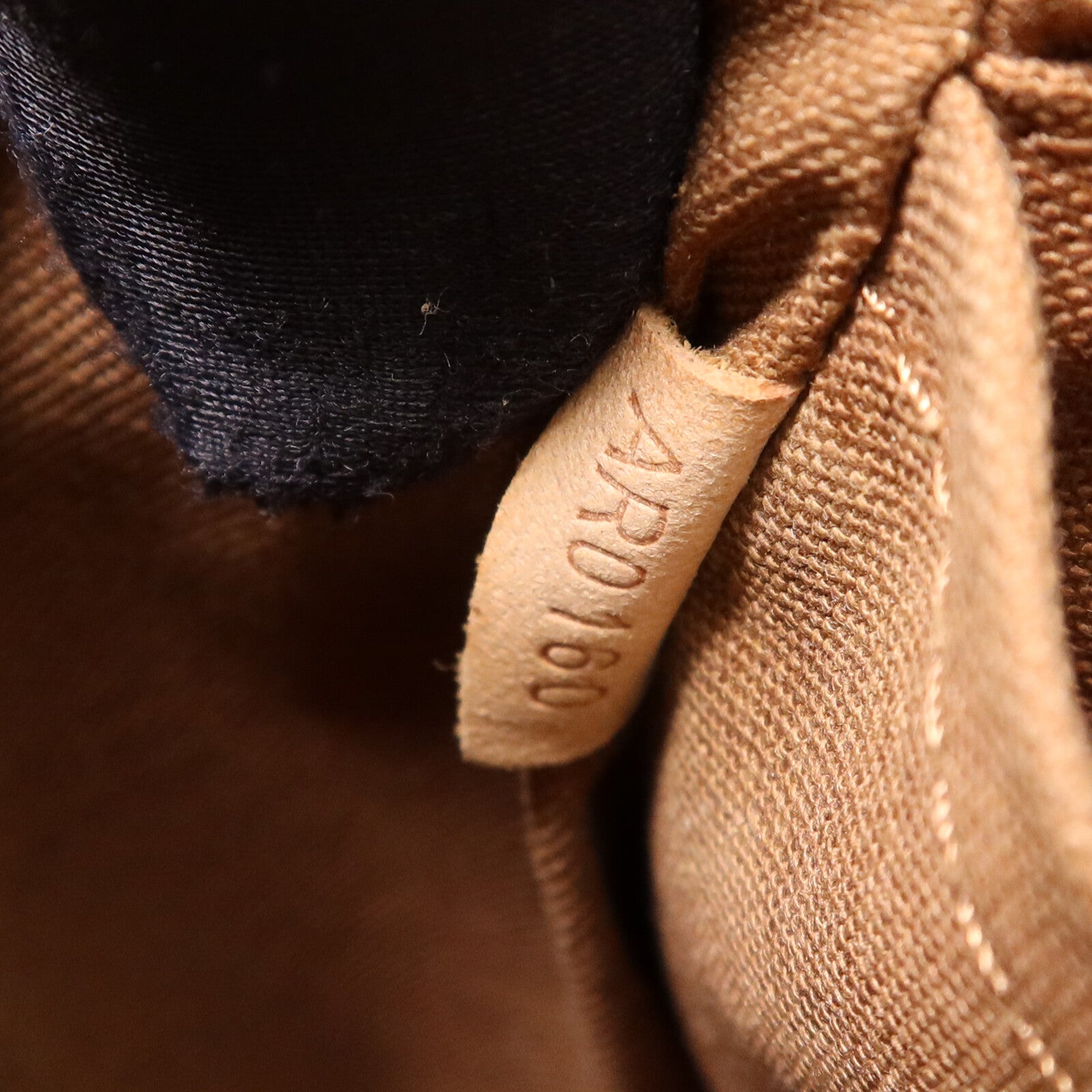 LOUIS VUITTON Monogram Trotteur Beaubourg金扣肩背袋