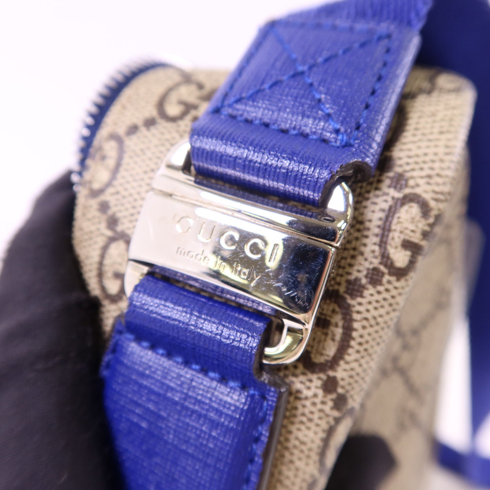 GUCCI 塗層帆布GG Supreme Dog Printed Bag銀扣肩背袋432688