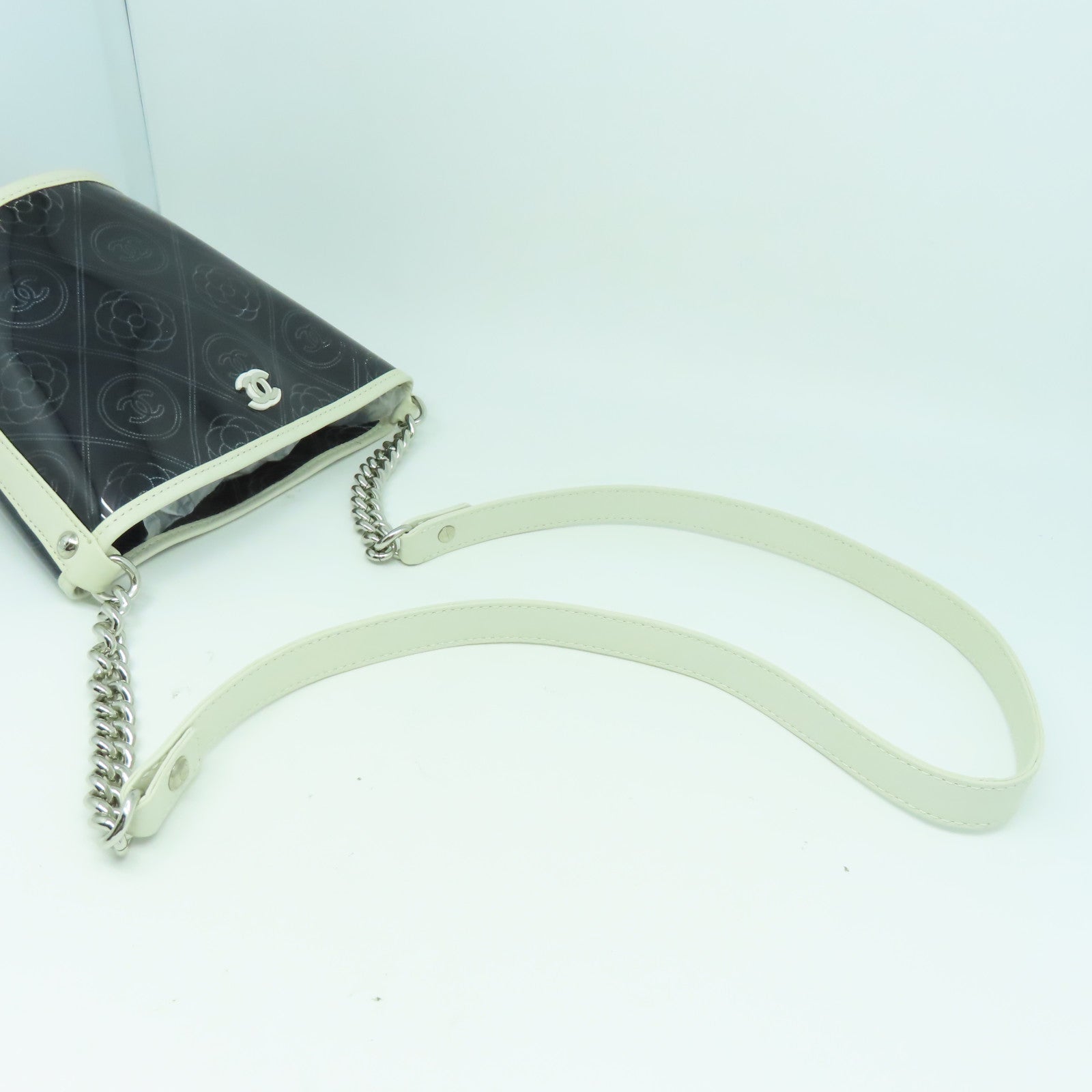 CHANEL 【清倉大減價】牛皮皮革/PVC Chain Shoulder銀扣鏈帶肩背袋黑色/白色