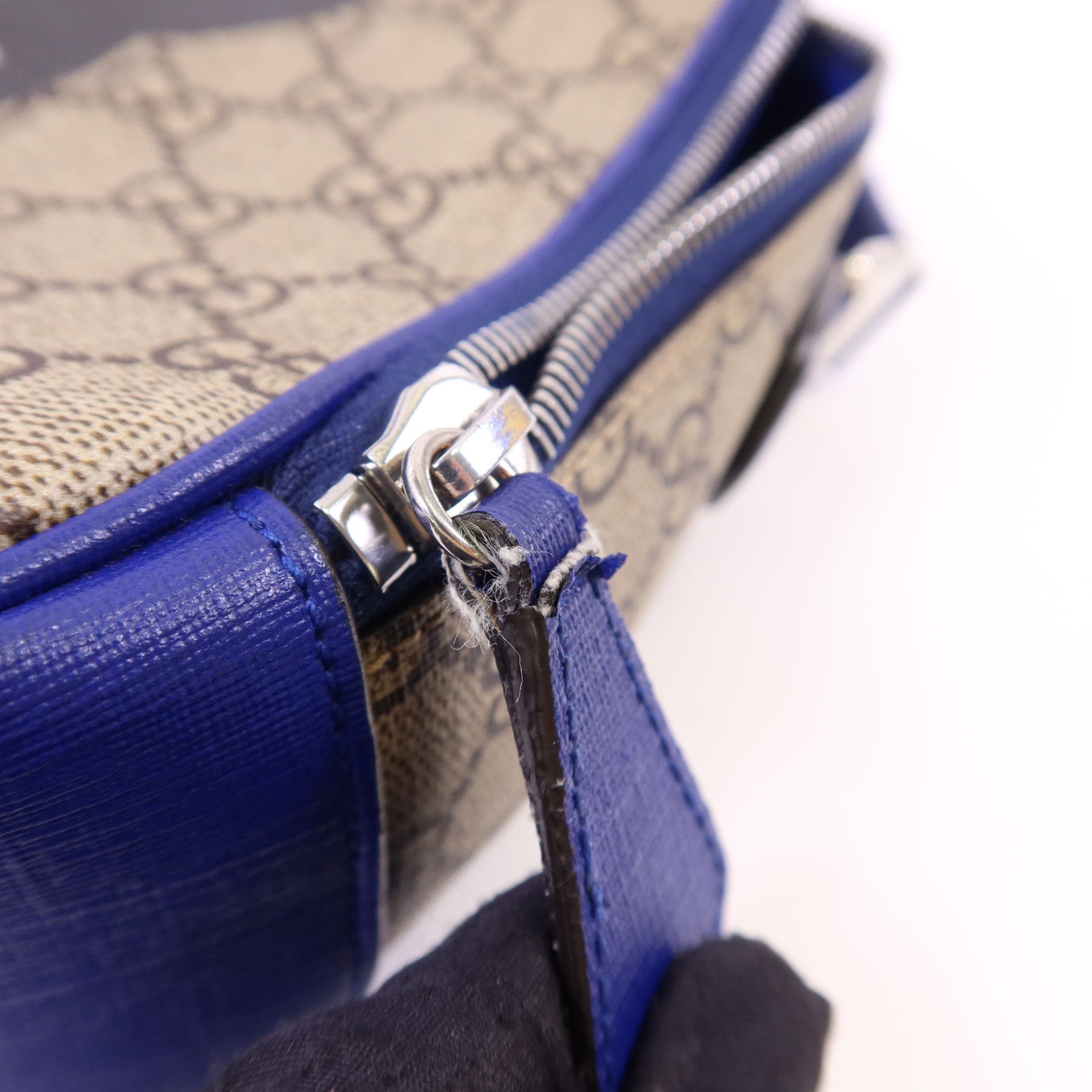 GUCCI 塗層帆布GG Supreme Dog Printed Bag銀扣肩背袋432688