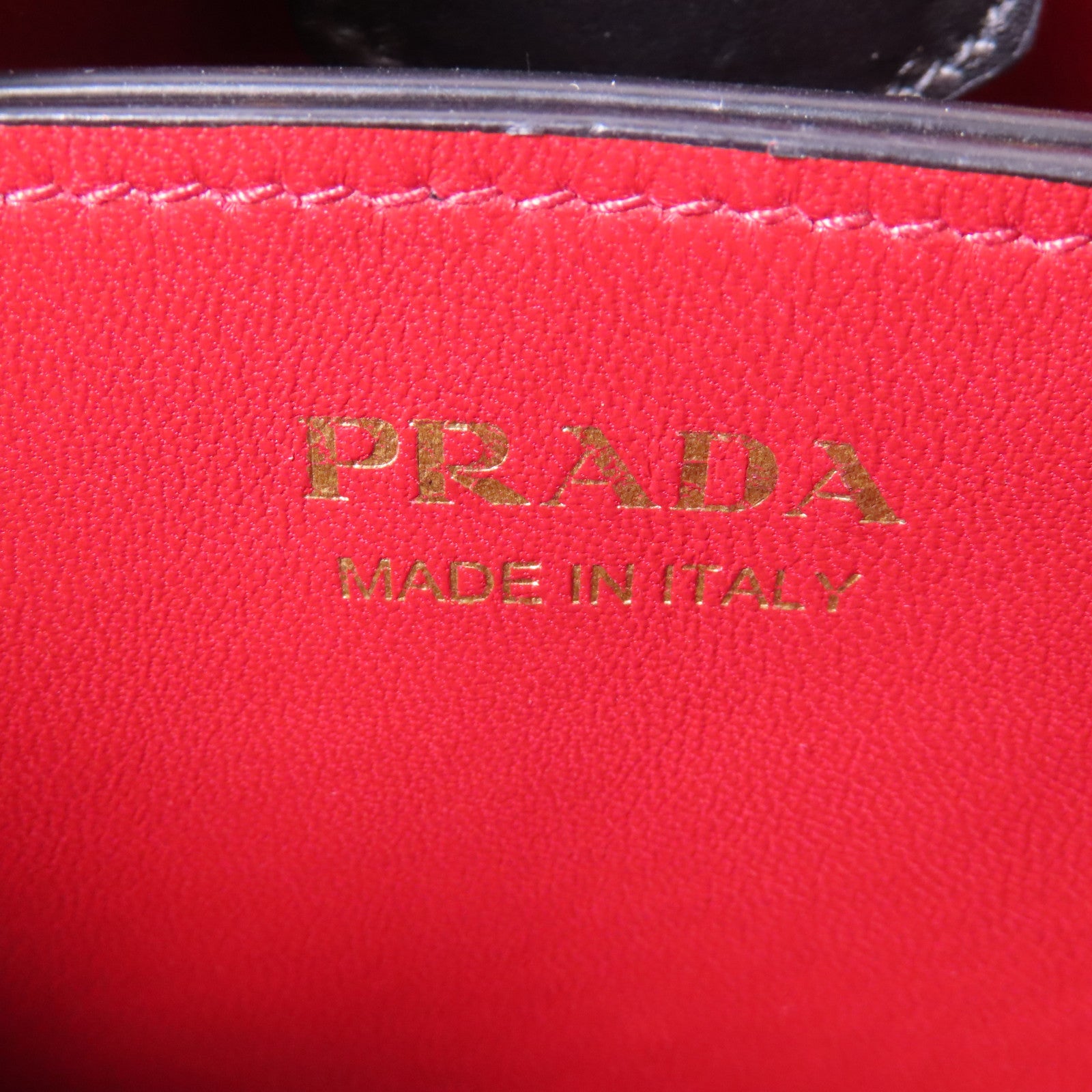 PRADA Saffiano皮革Panier金扣手挽肩背兩用袋黑色
