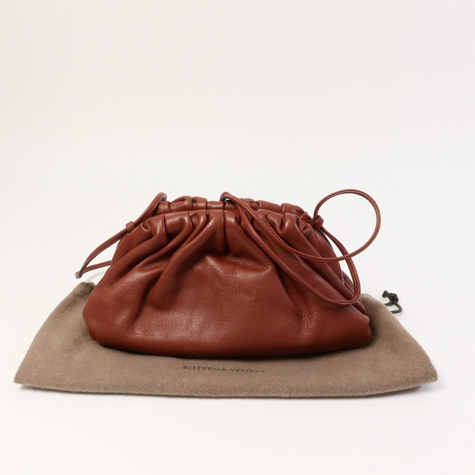 BOTTEGA VENETA 牛皮皮革The Mini Pouch肩背袋