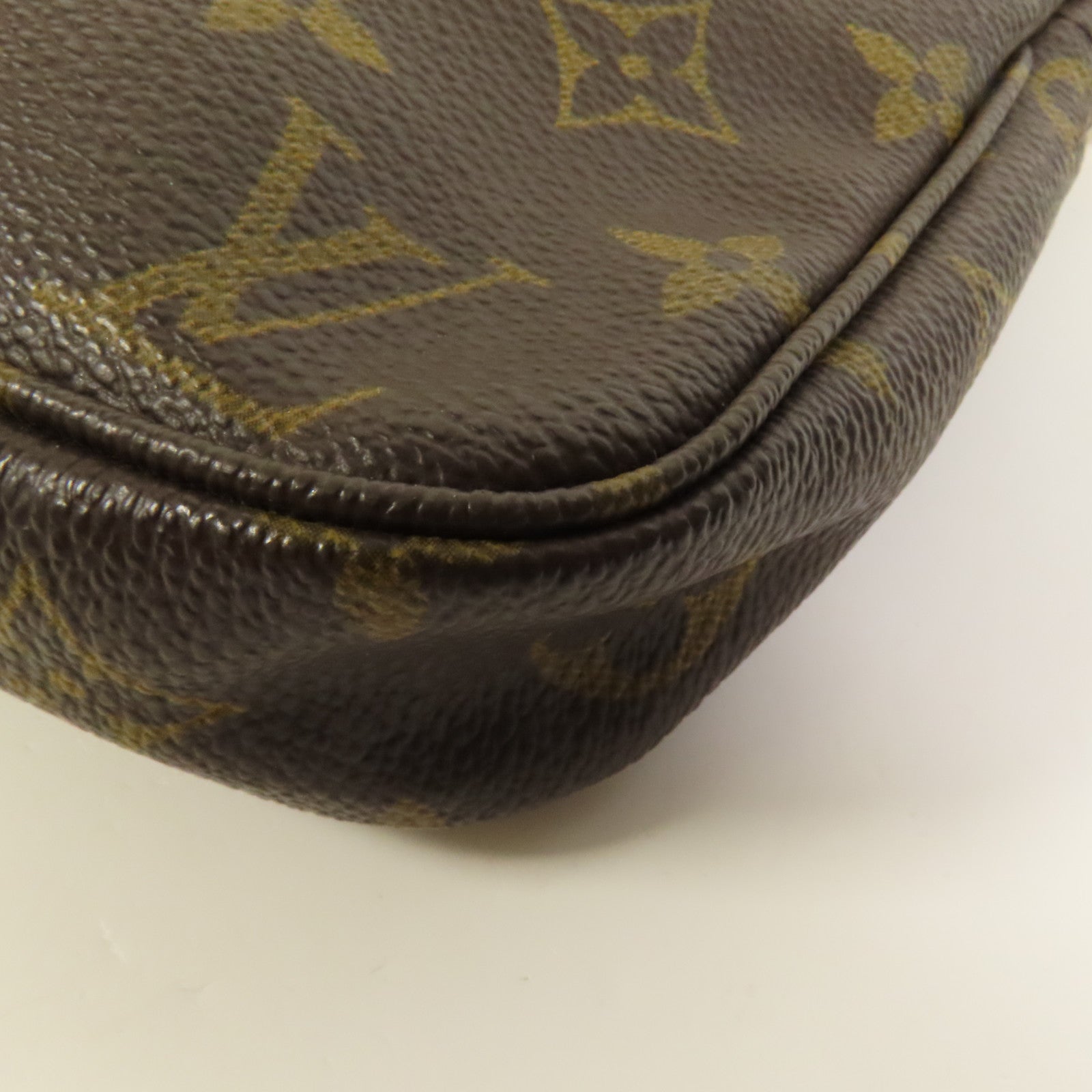 LOUIS VUITTON Monogram Pochette Accessoires金扣手挽袋棕色