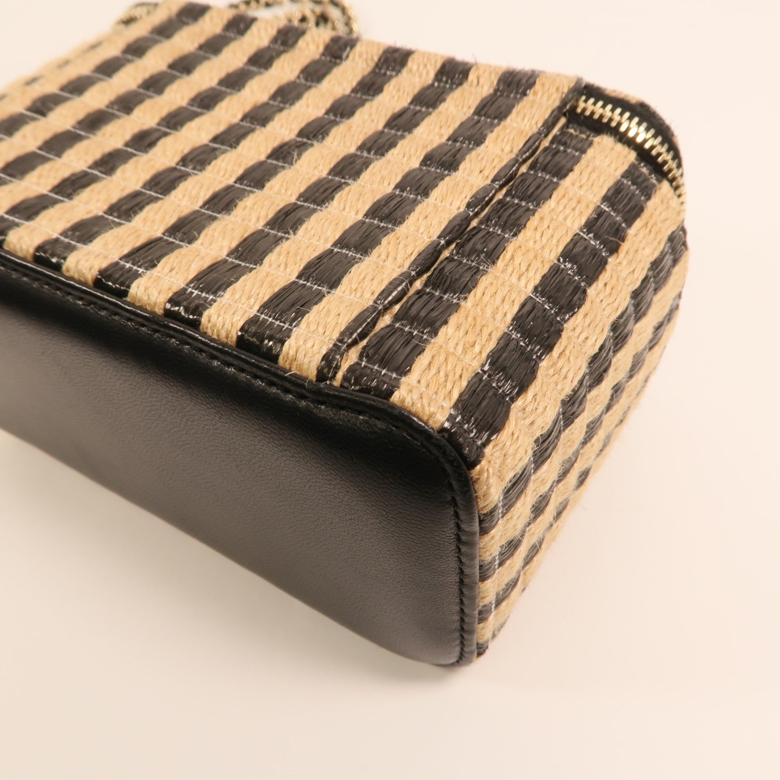 CHANEL Raffia Vanity Case金扣鏈帶肩背袋