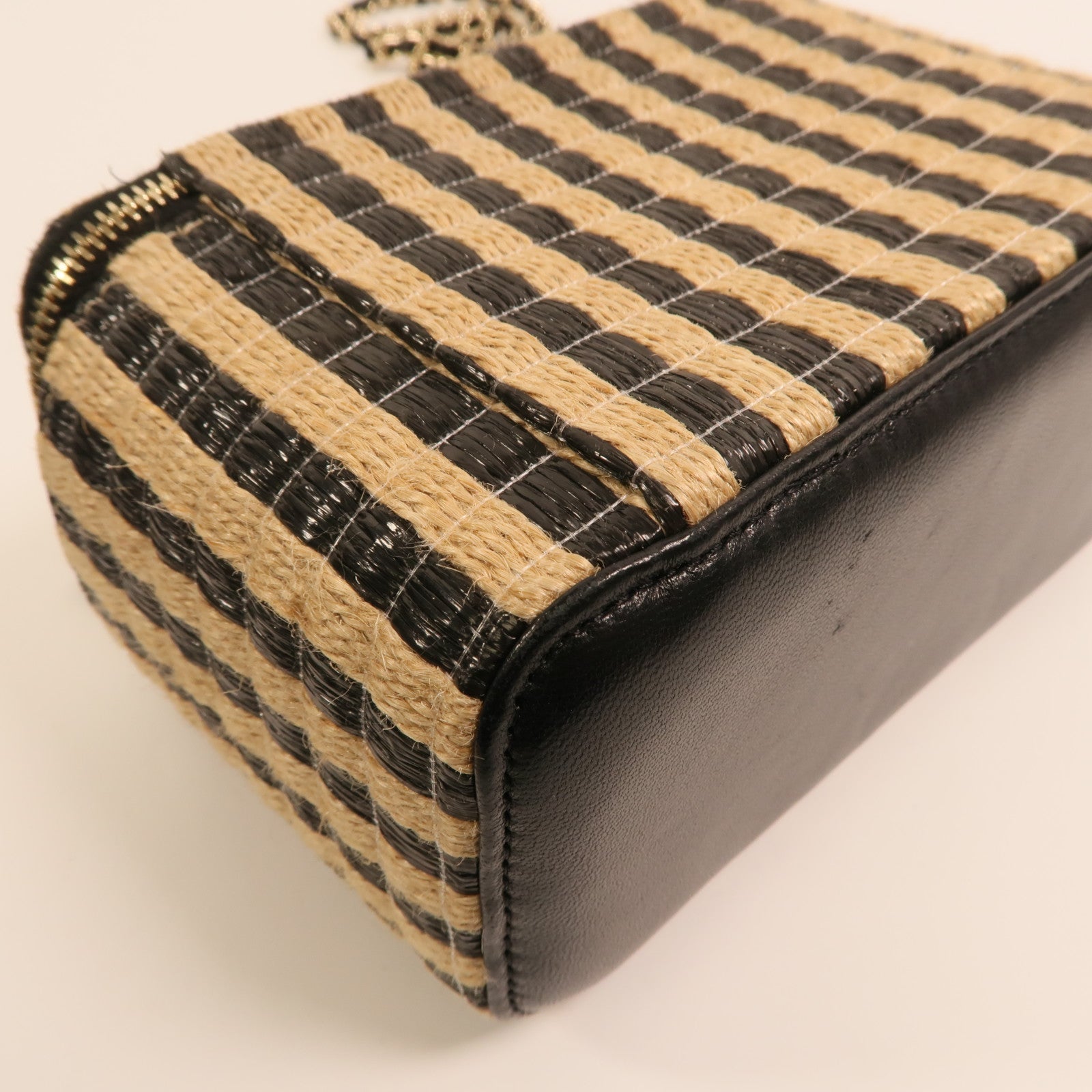 CHANEL Raffia Vanity Case金扣鏈帶肩背袋