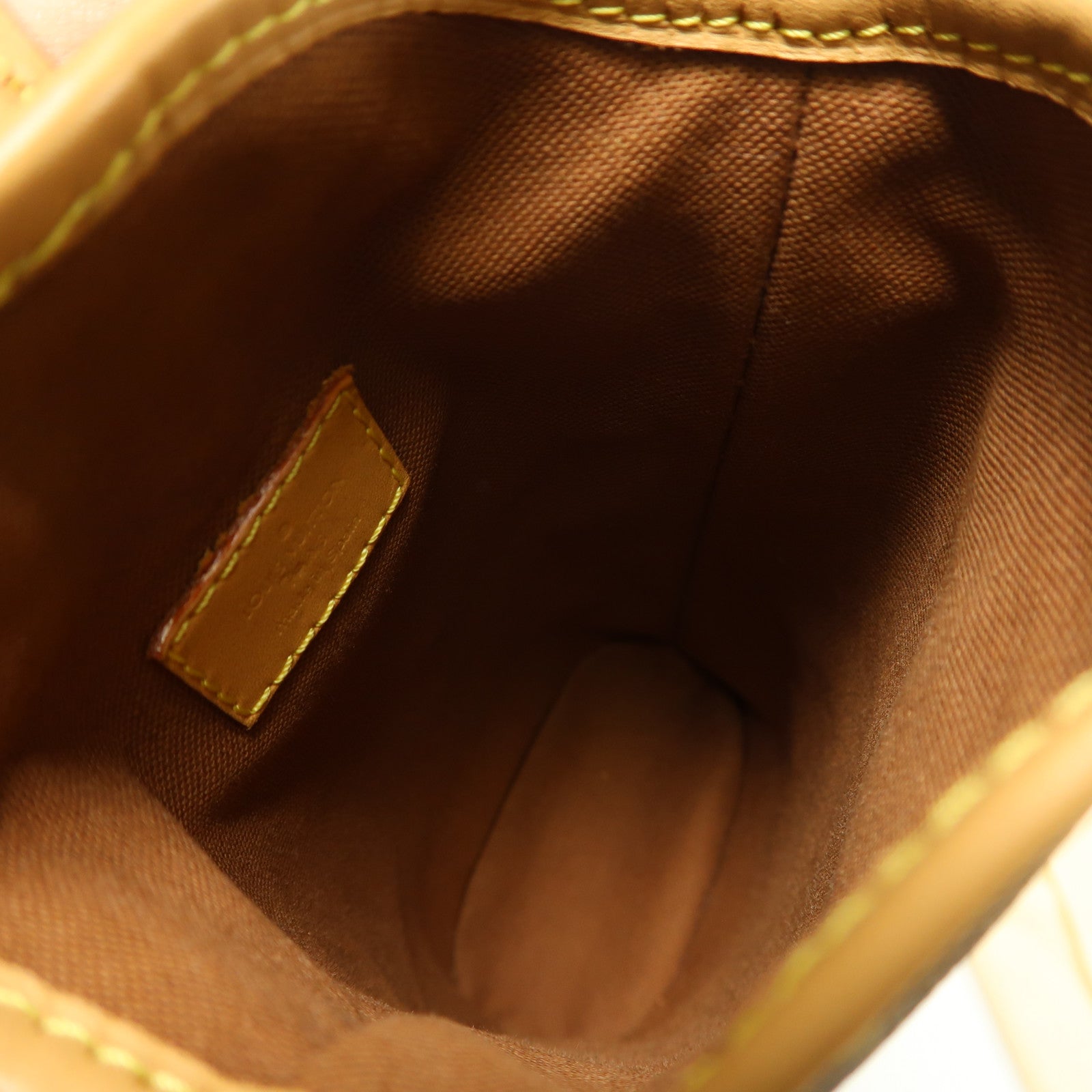LOUIS VUITTON Monogram Fold Me Pouch金扣肩背袋