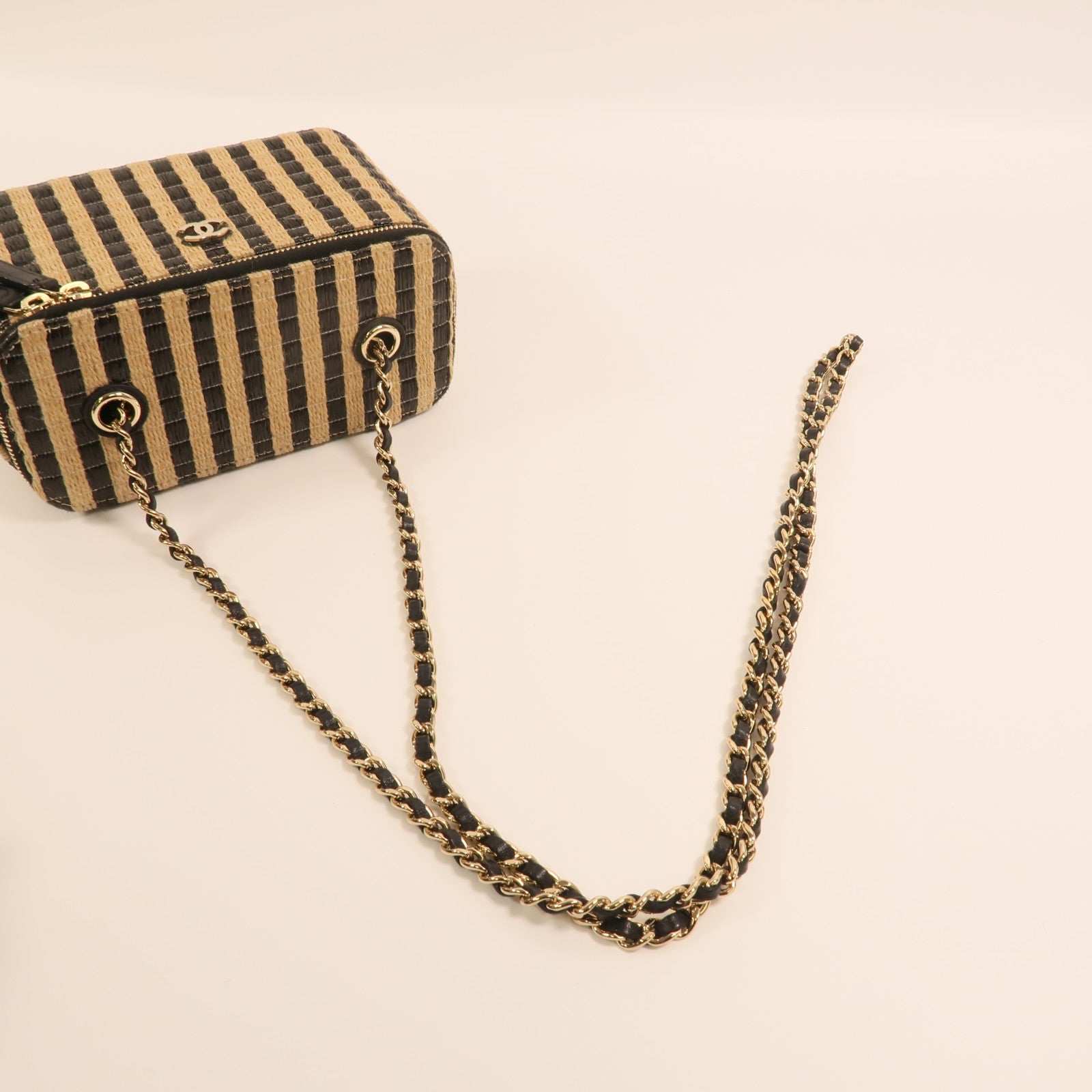 CHANEL Raffia Vanity Case金扣鏈帶肩背袋