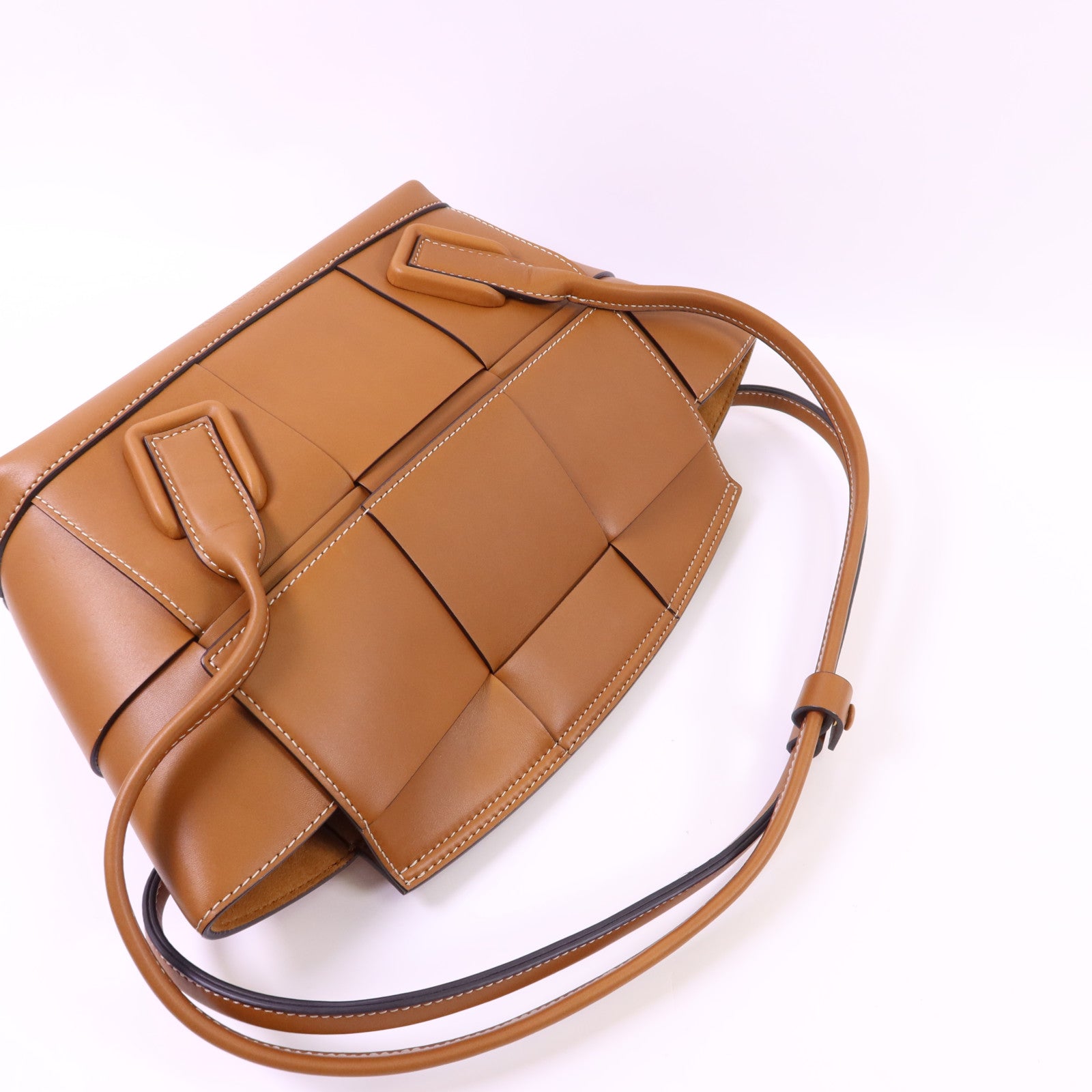 BOTTEGA VENETA 牛皮皮革Arco 33金扣肩背袋