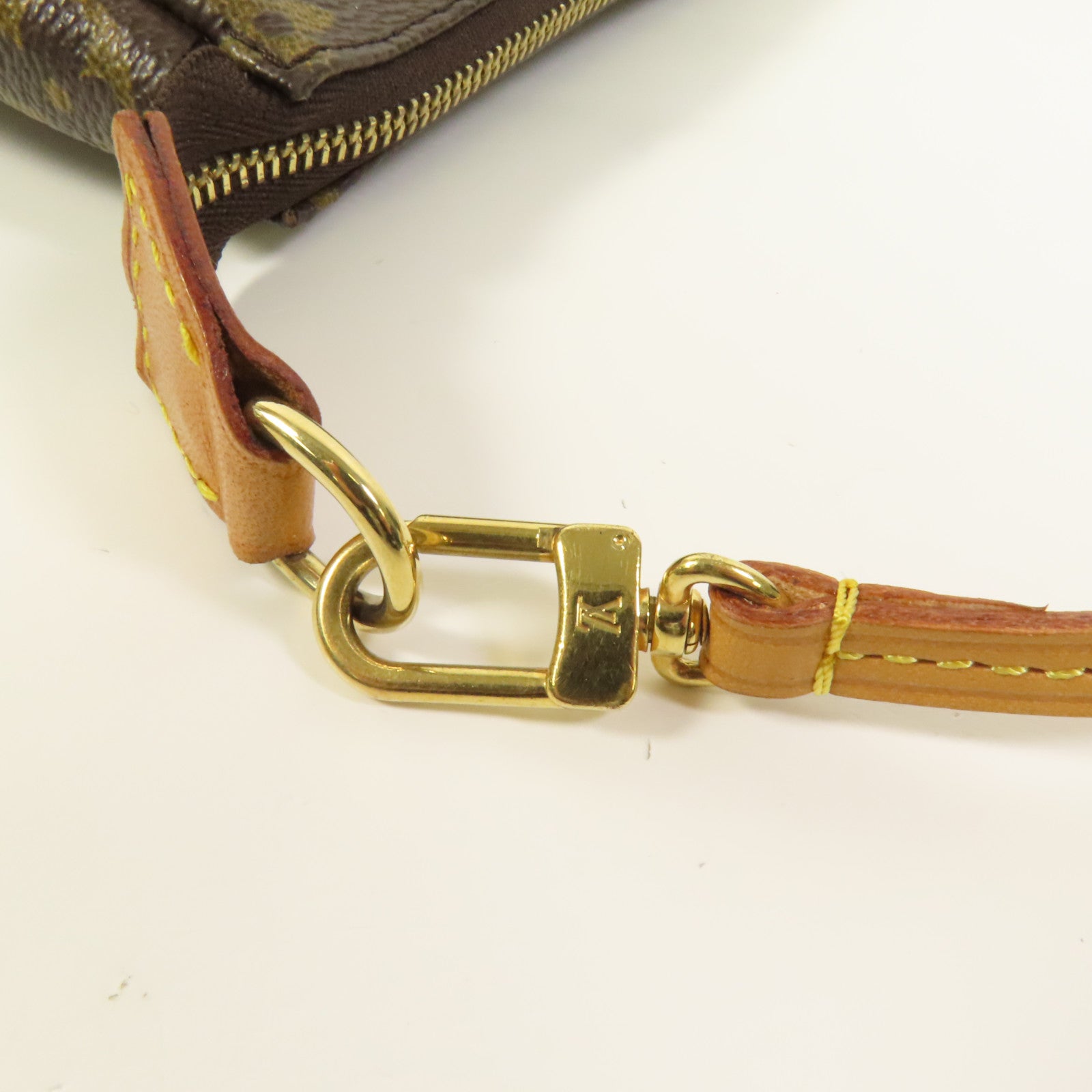 LOUIS VUITTON Monogram Pochette Accessoires金扣手挽袋棕色