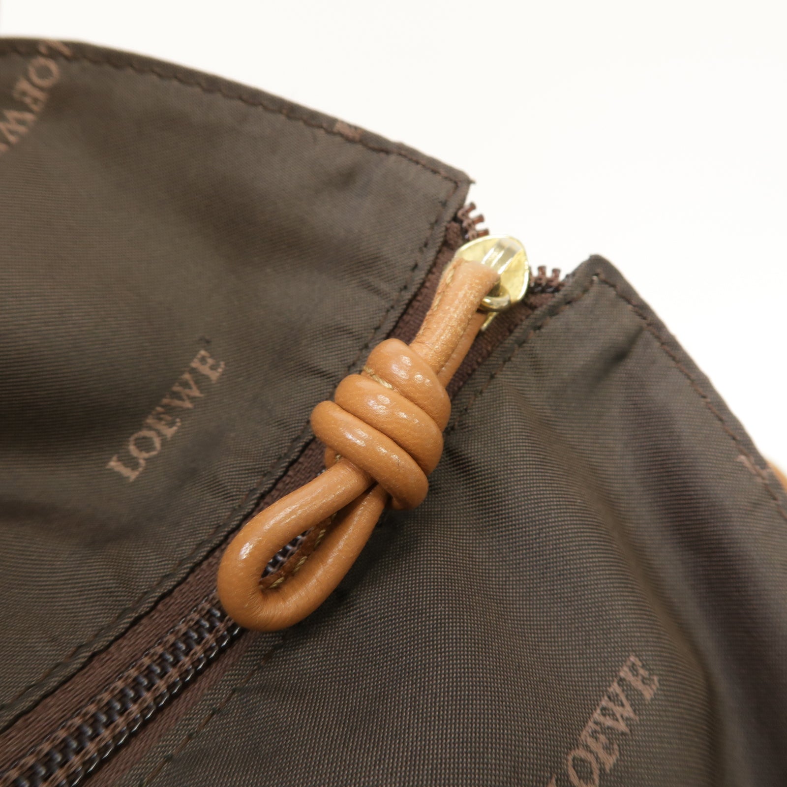 LOEWE 漆皮皮革Vintage Handbag金扣手挽袋金色