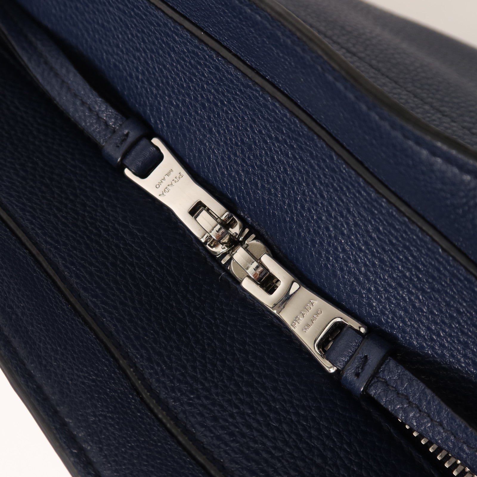 PRADA 牛皮皮革Tote Bag銀扣手挽袋
