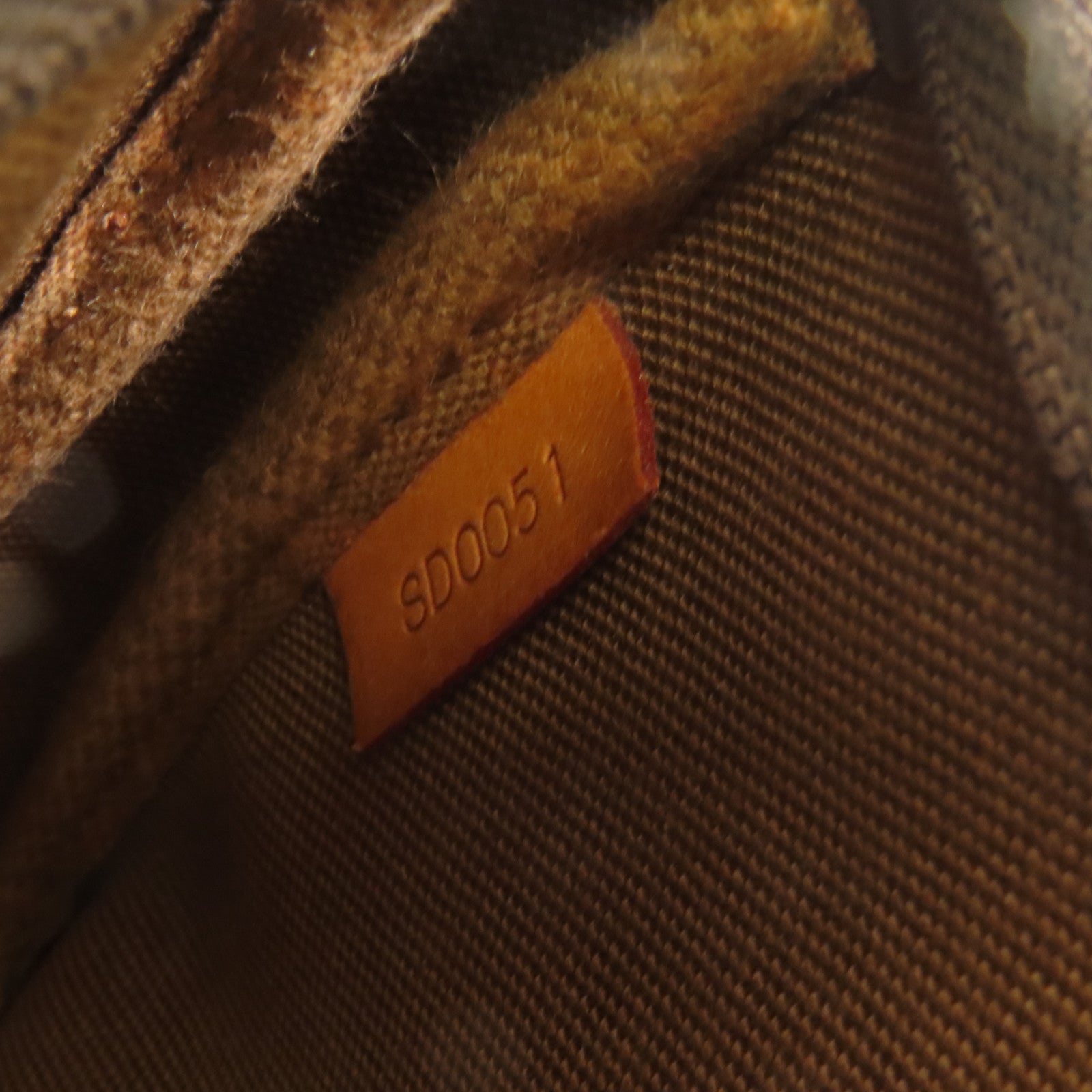 LOUIS VUITTON Monogram Pochette Accessoires金扣手挽袋棕色