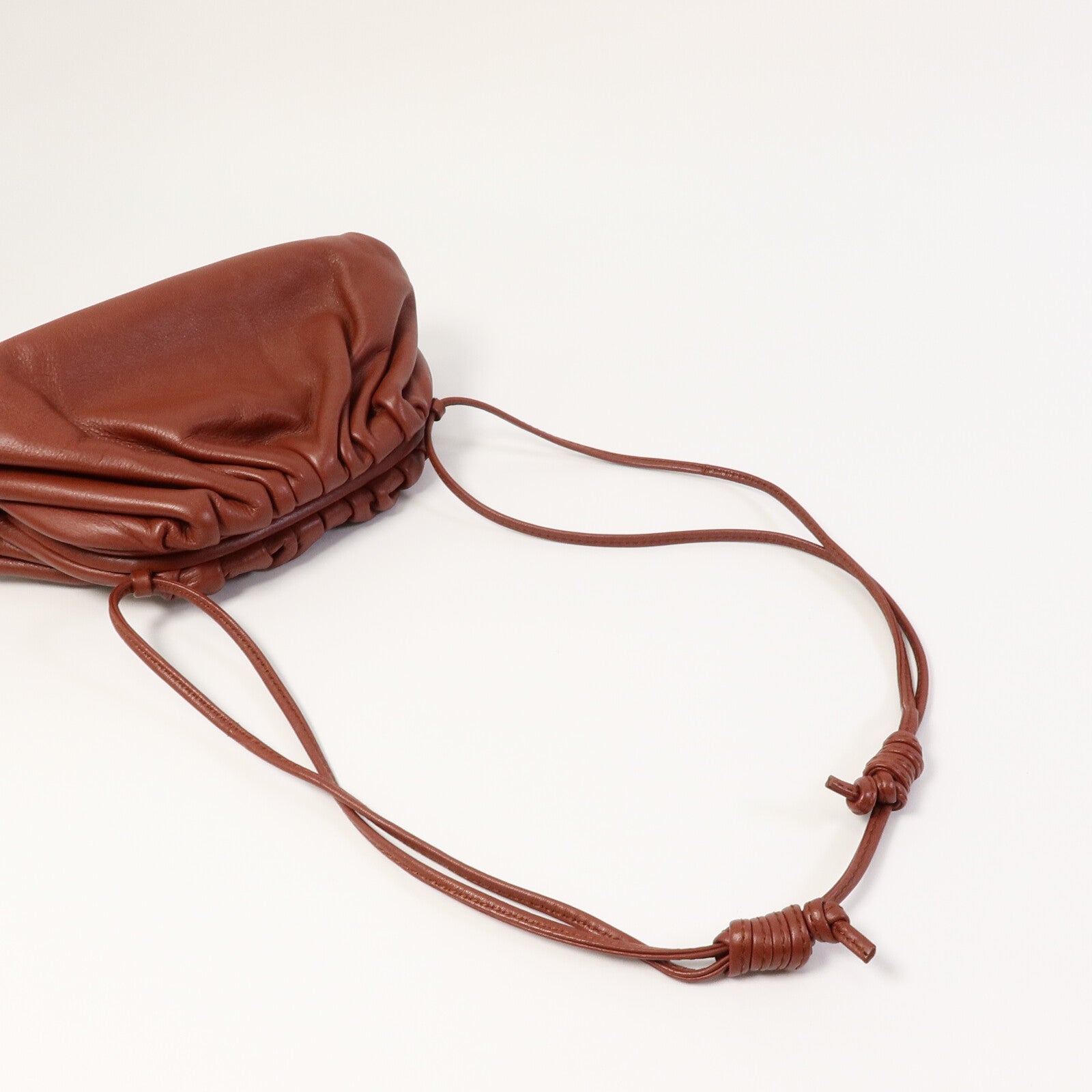 BOTTEGA VENETA 牛皮皮革The Mini Pouch肩背袋
