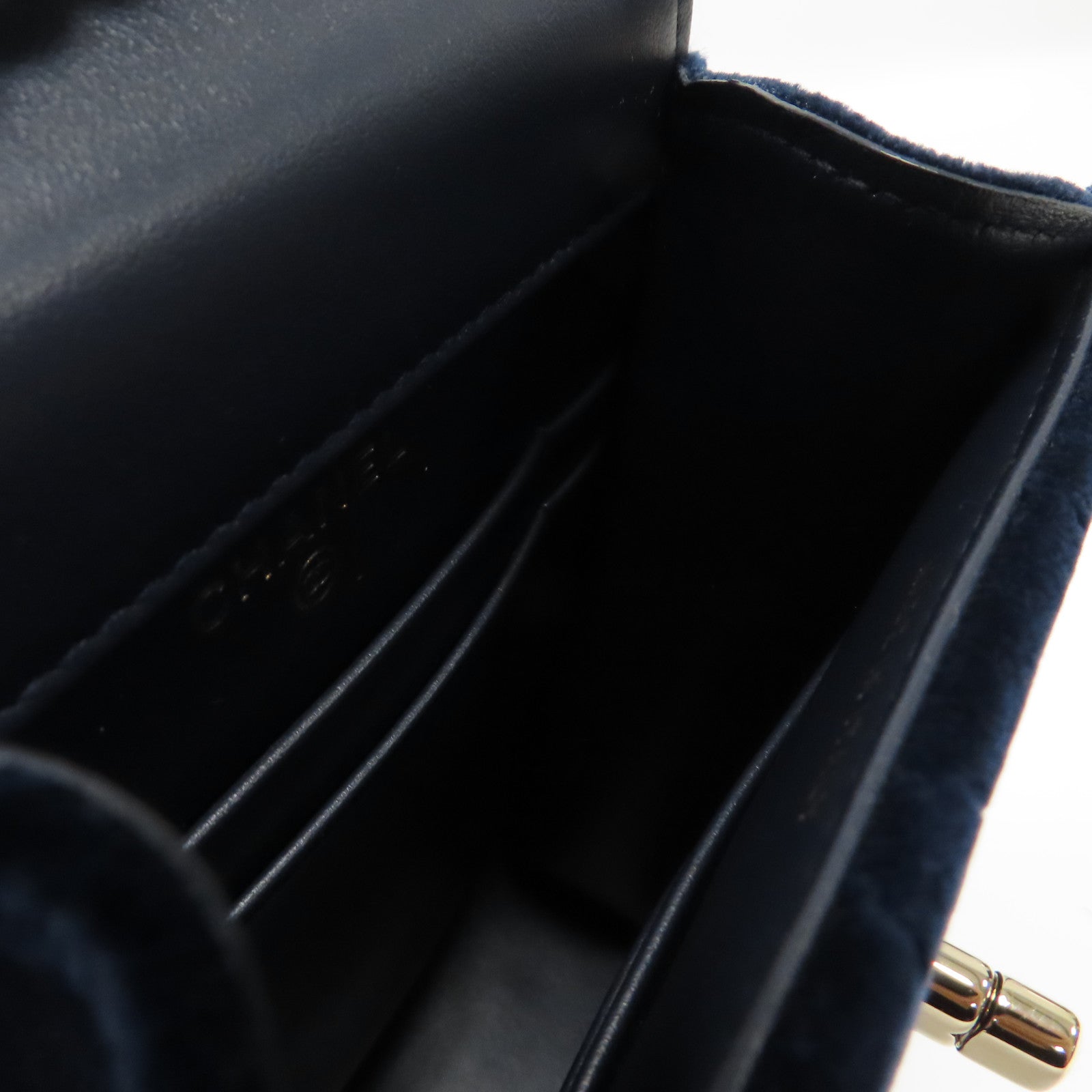 CHANEL 菱格天鵝絨Phone Holder With Chain金扣鏈帶肩背袋深藍色