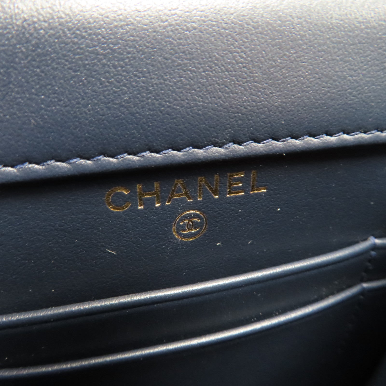 CHANEL 菱格天鵝絨Phone Holder With Chain金扣鏈帶肩背袋深藍色