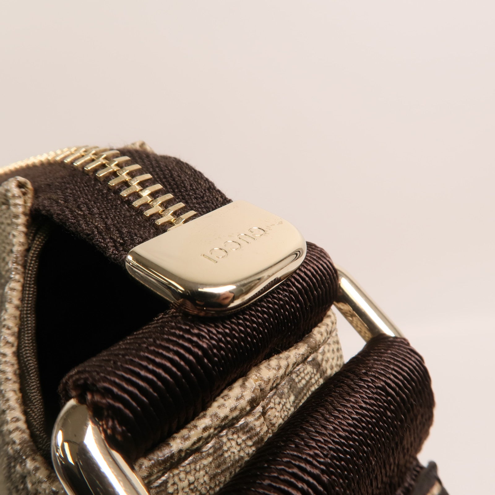 GUCCI 塗層帆布Shoulder Bag金扣肩背袋