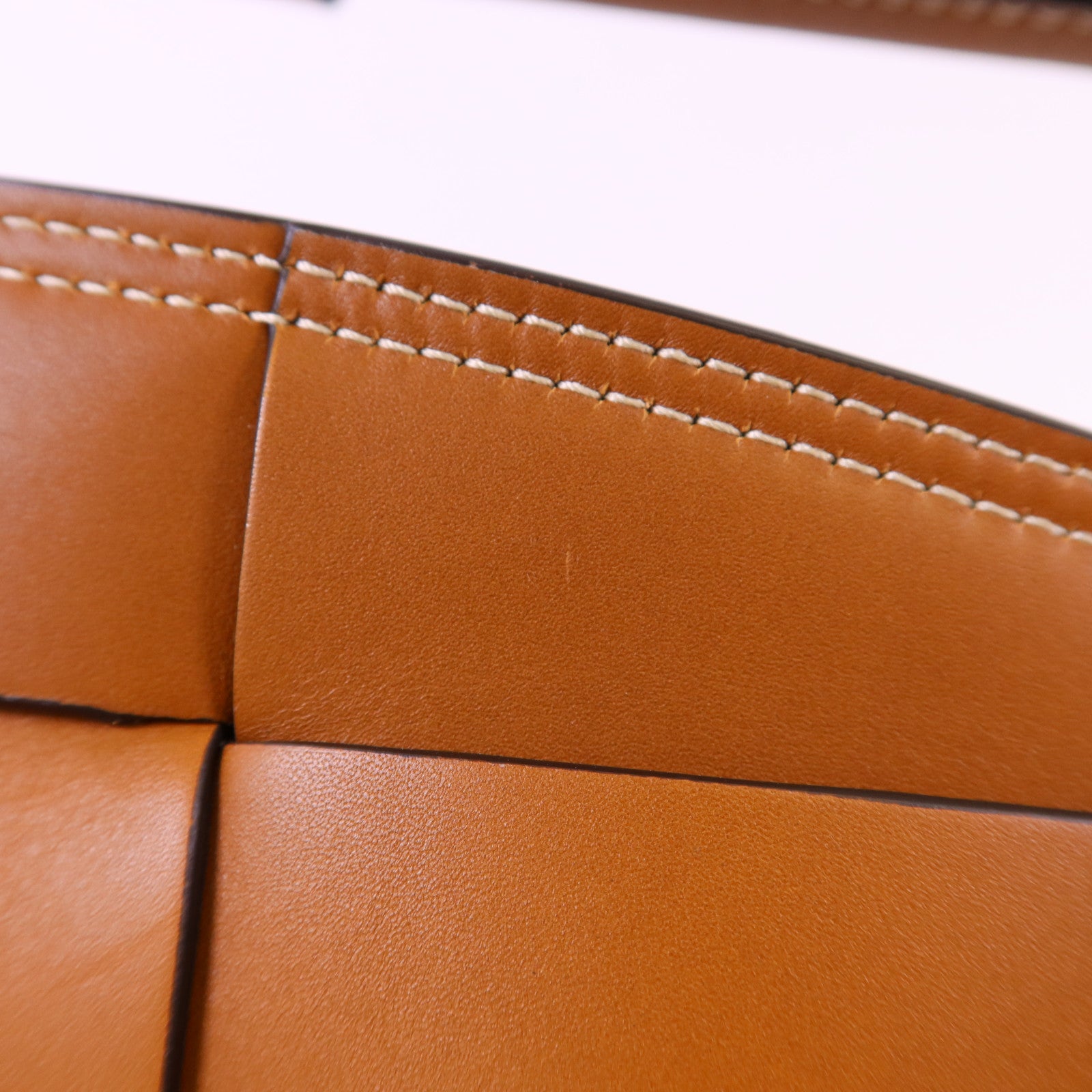 BOTTEGA VENETA 牛皮皮革Arco 33金扣肩背袋