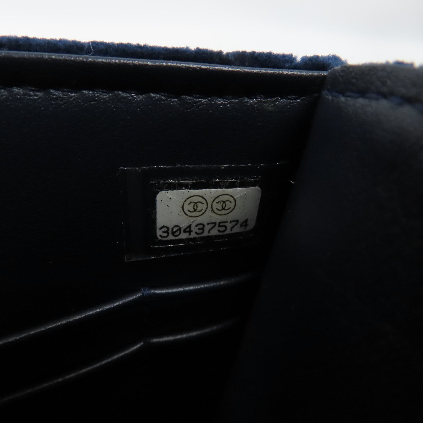 CHANEL 菱格天鵝絨Phone Holder With Chain金扣鏈帶肩背袋深藍色