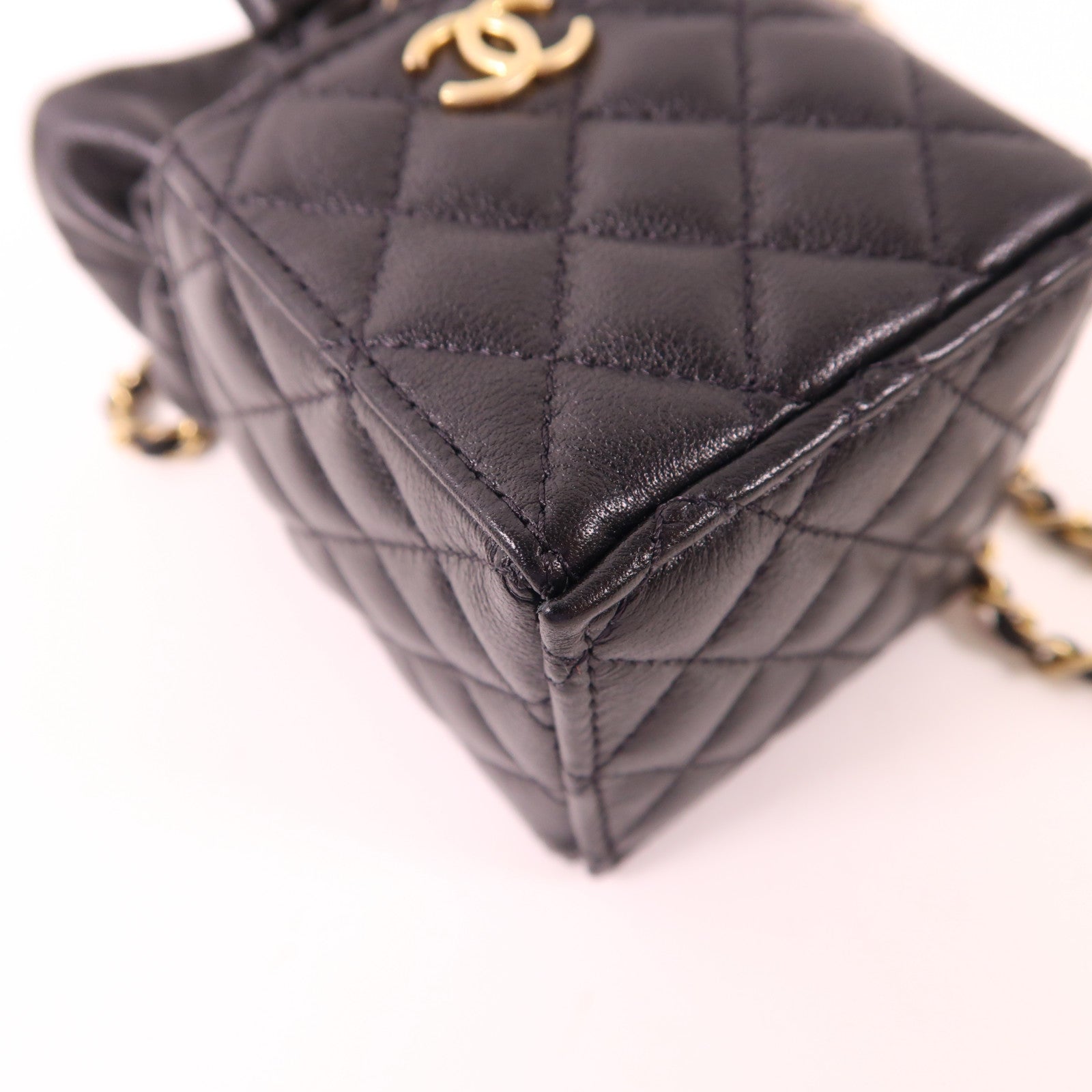 CHANEL 羊皮皮革Mini Bucket Box金扣鏈帶肩背袋