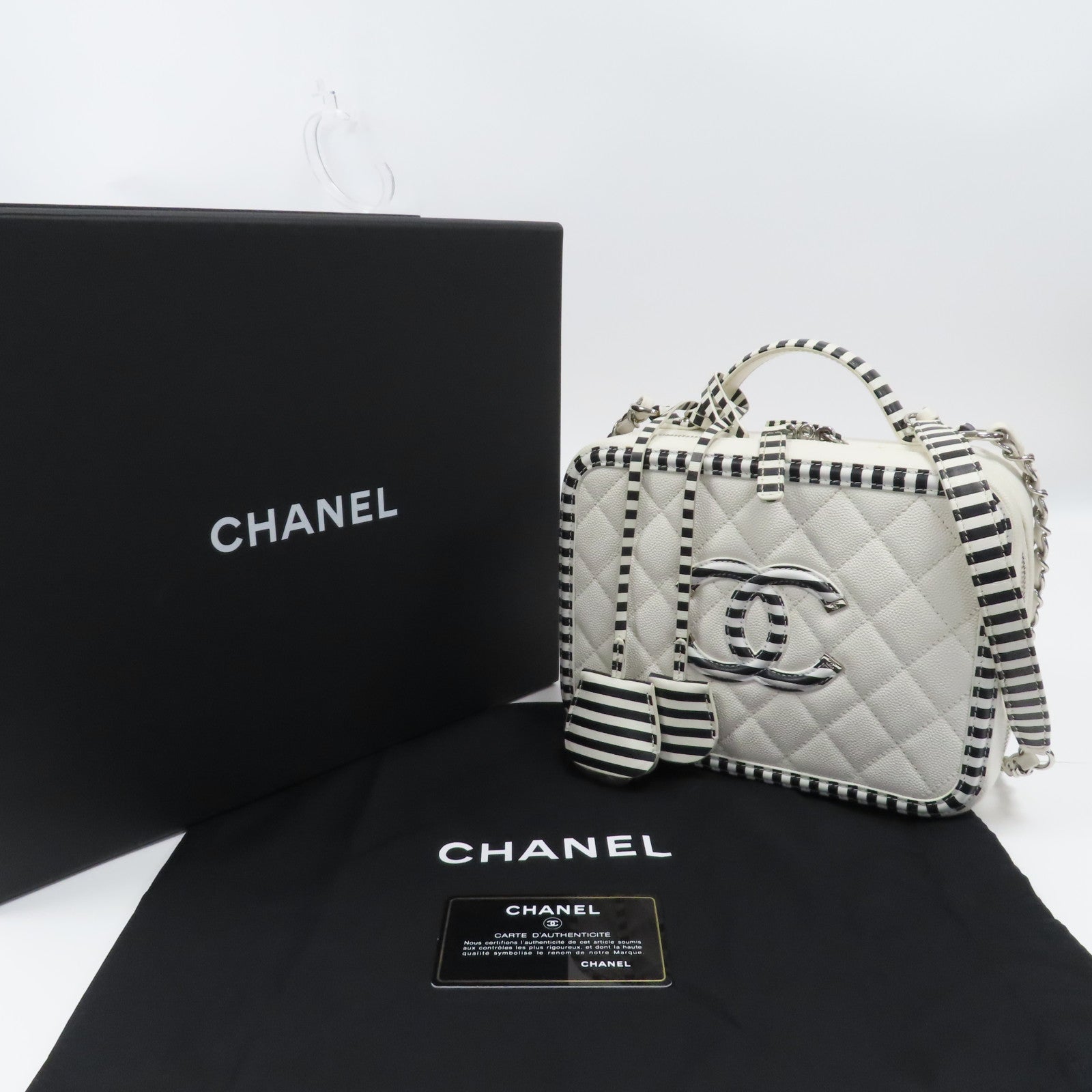 CHANEL 菱格Caviar皮革Filigree Vanity Case銀扣手挽肩背兩用袋黑色/白色