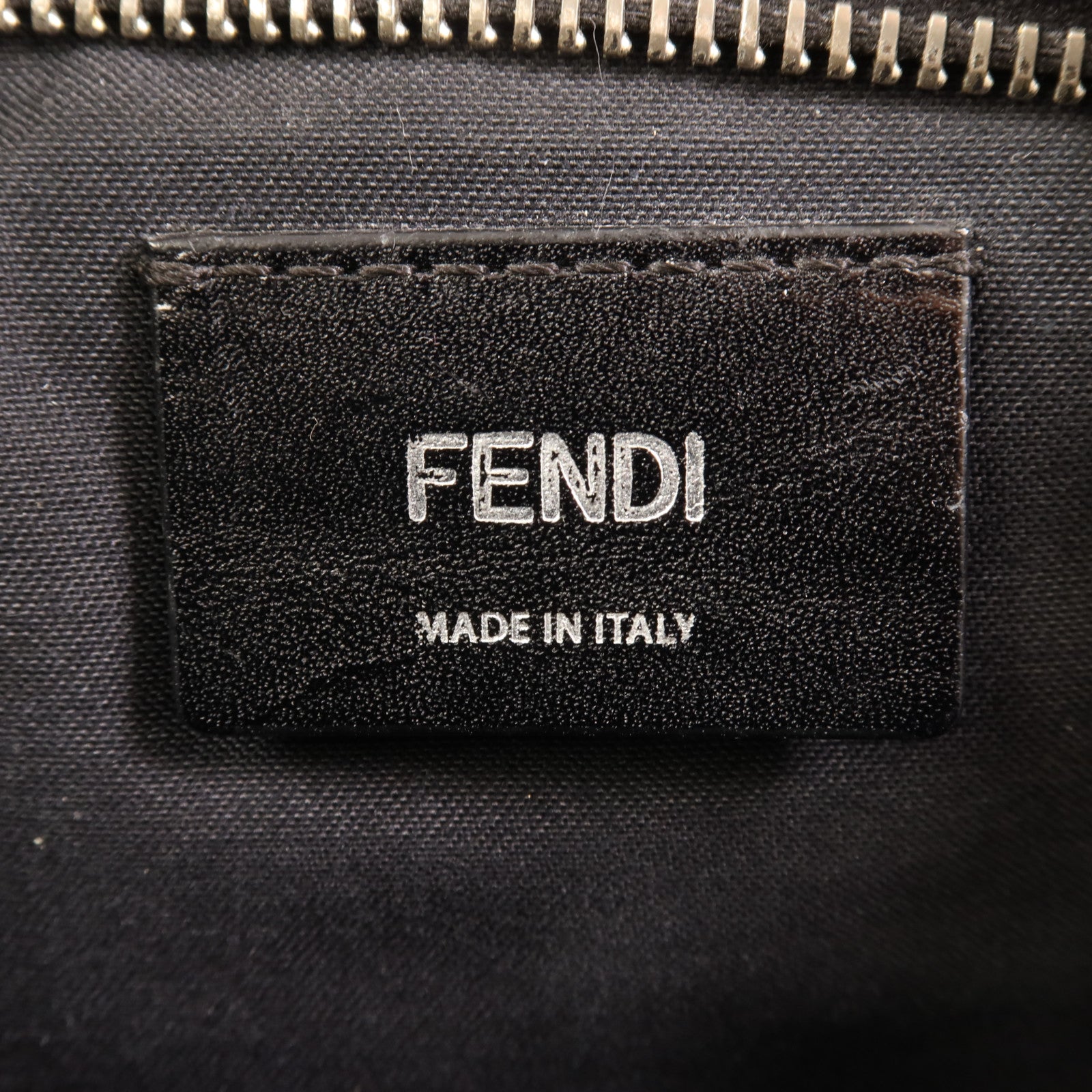 FENDI 皮革Camera Bag銀扣肩背袋