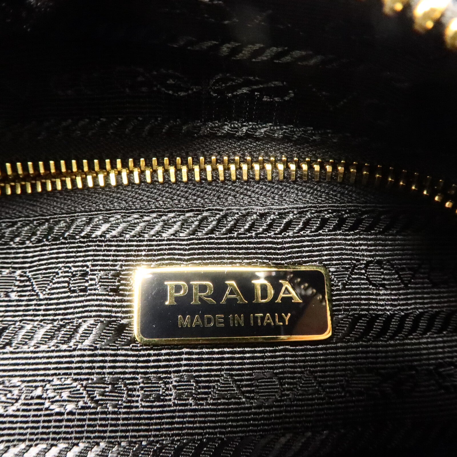 PRADA 尼龍Re-Nylon Pouch肩背袋