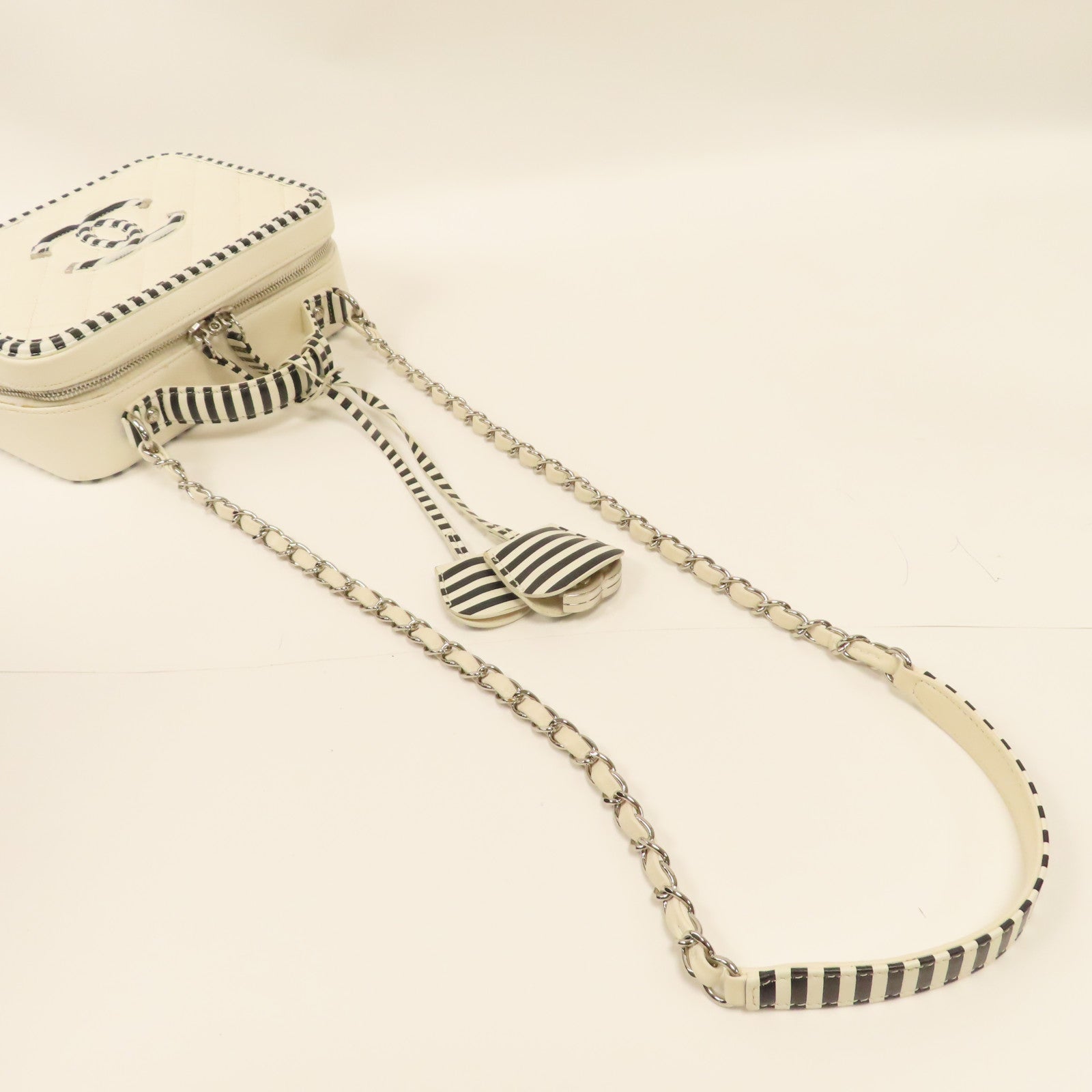 CHANEL 菱格Caviar皮革Filigree Vanity Case銀扣手挽肩背兩用袋黑色/白色