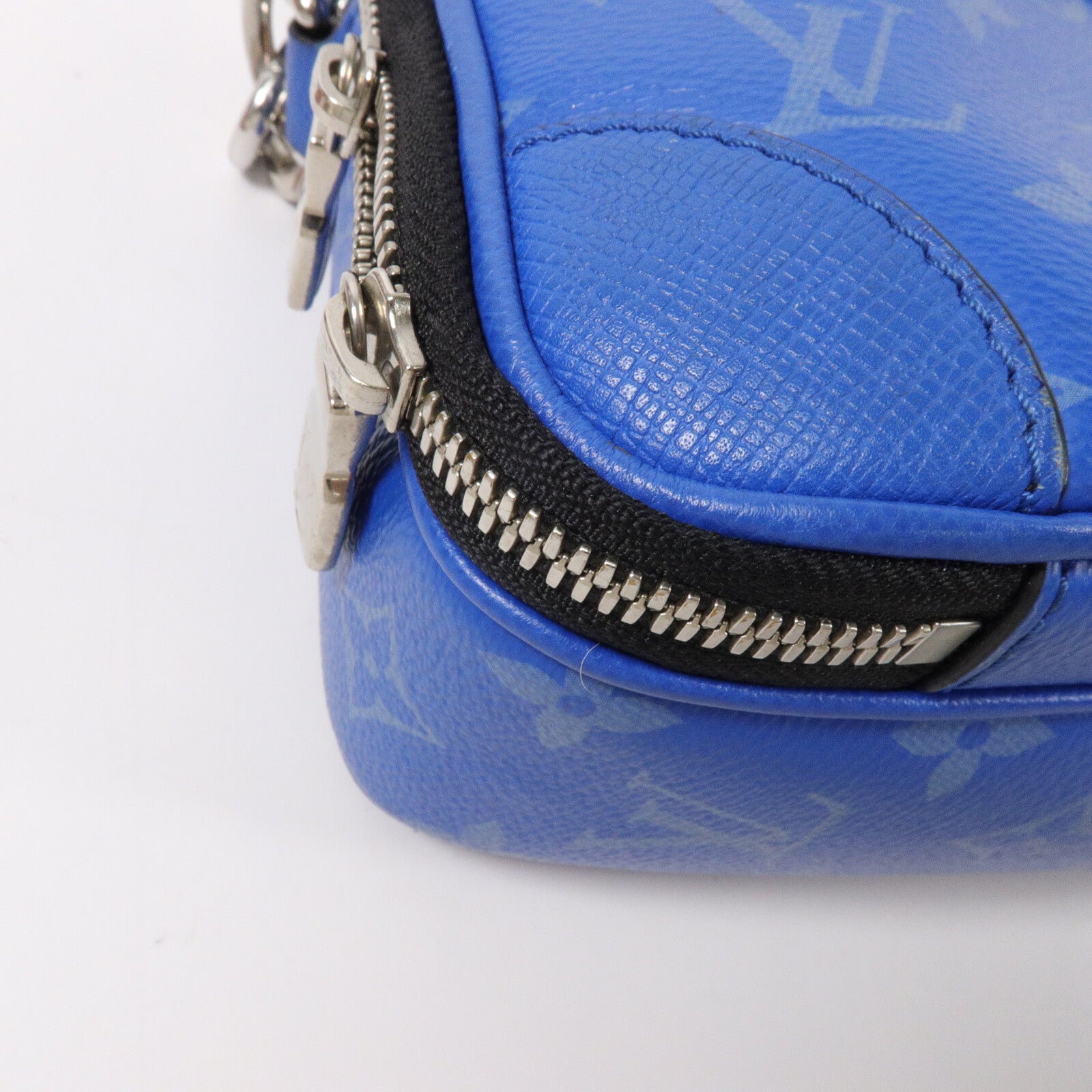 LOUIS VUITTON Monogram Alpha肩背袋