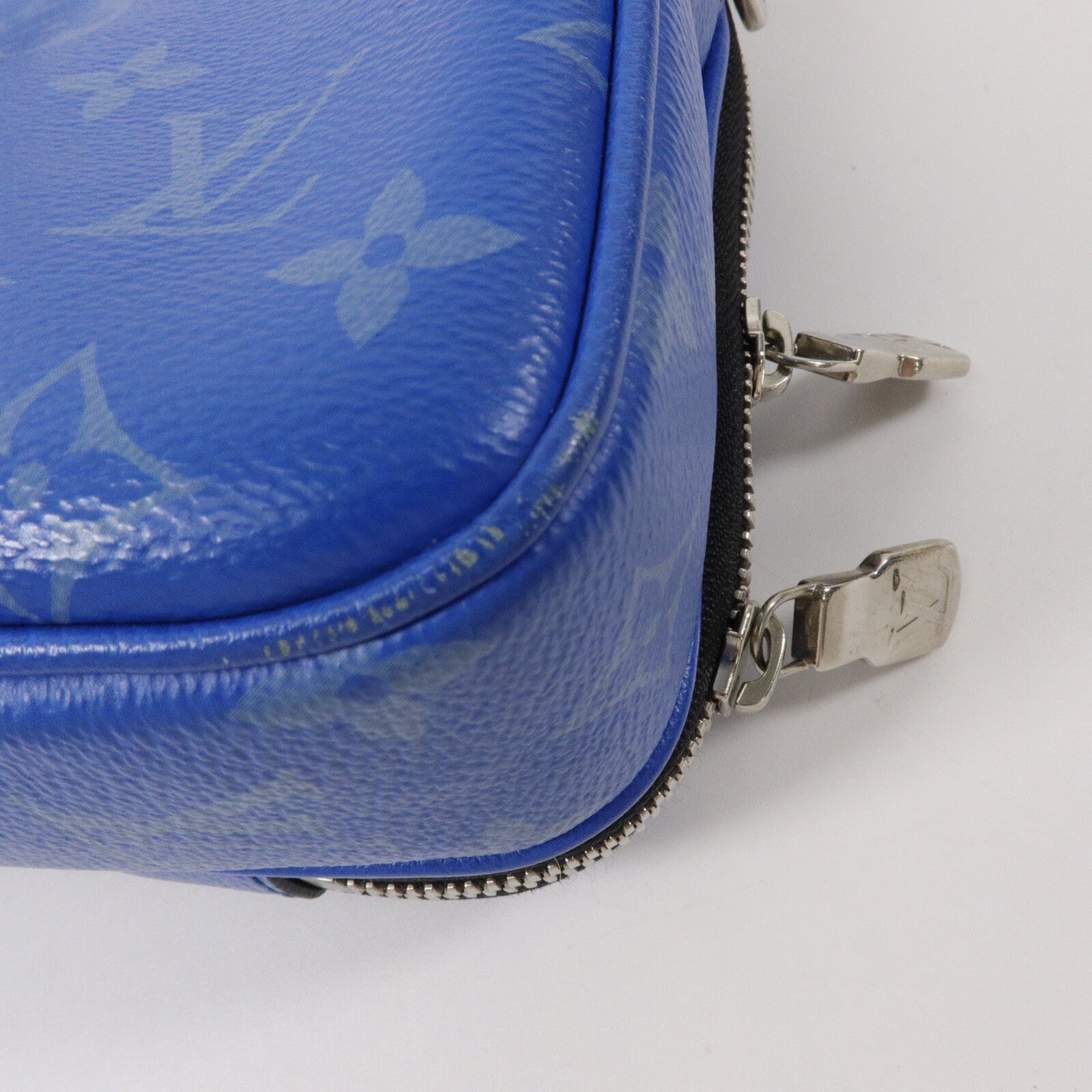 LOUIS VUITTON Monogram Alpha肩背袋
