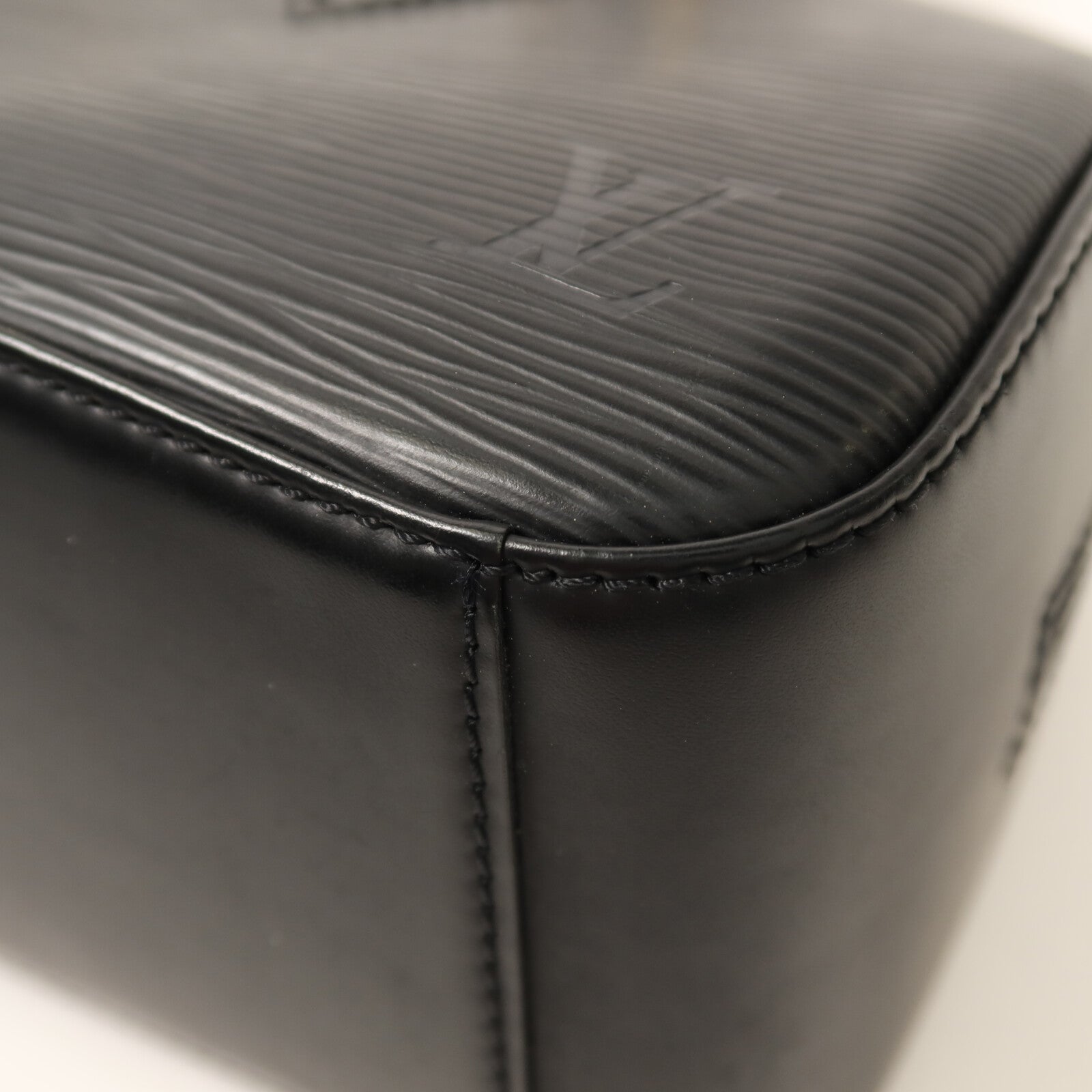 LOUIS VUITTON Epi Jasmin金扣手挽袋