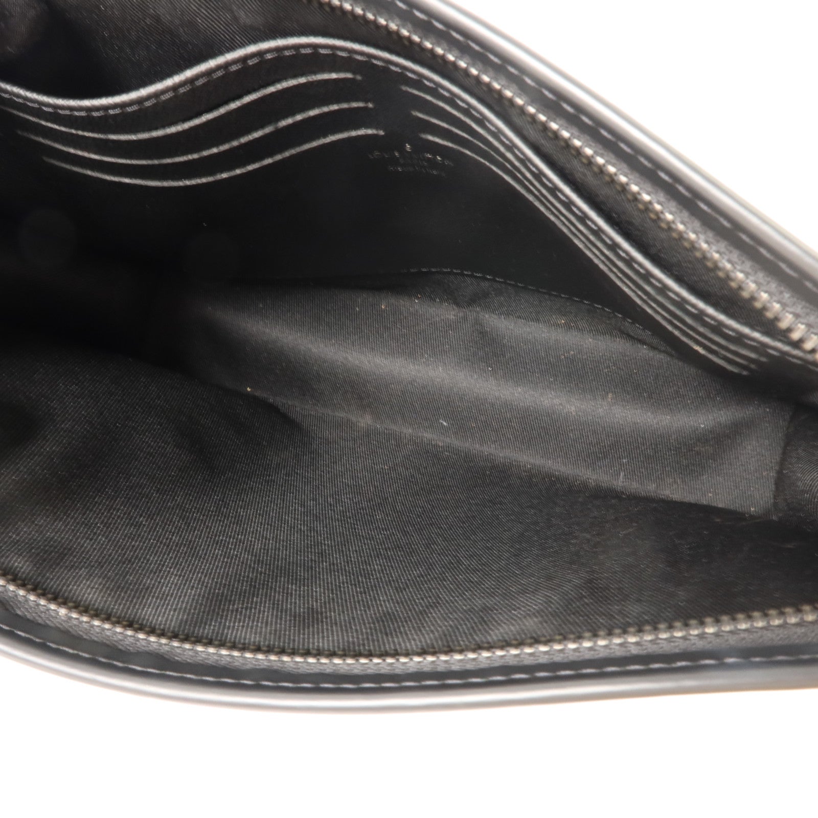 LOUIS VUITTON Monogram Eclipse Pochette Voyage MM銀扣手拿包