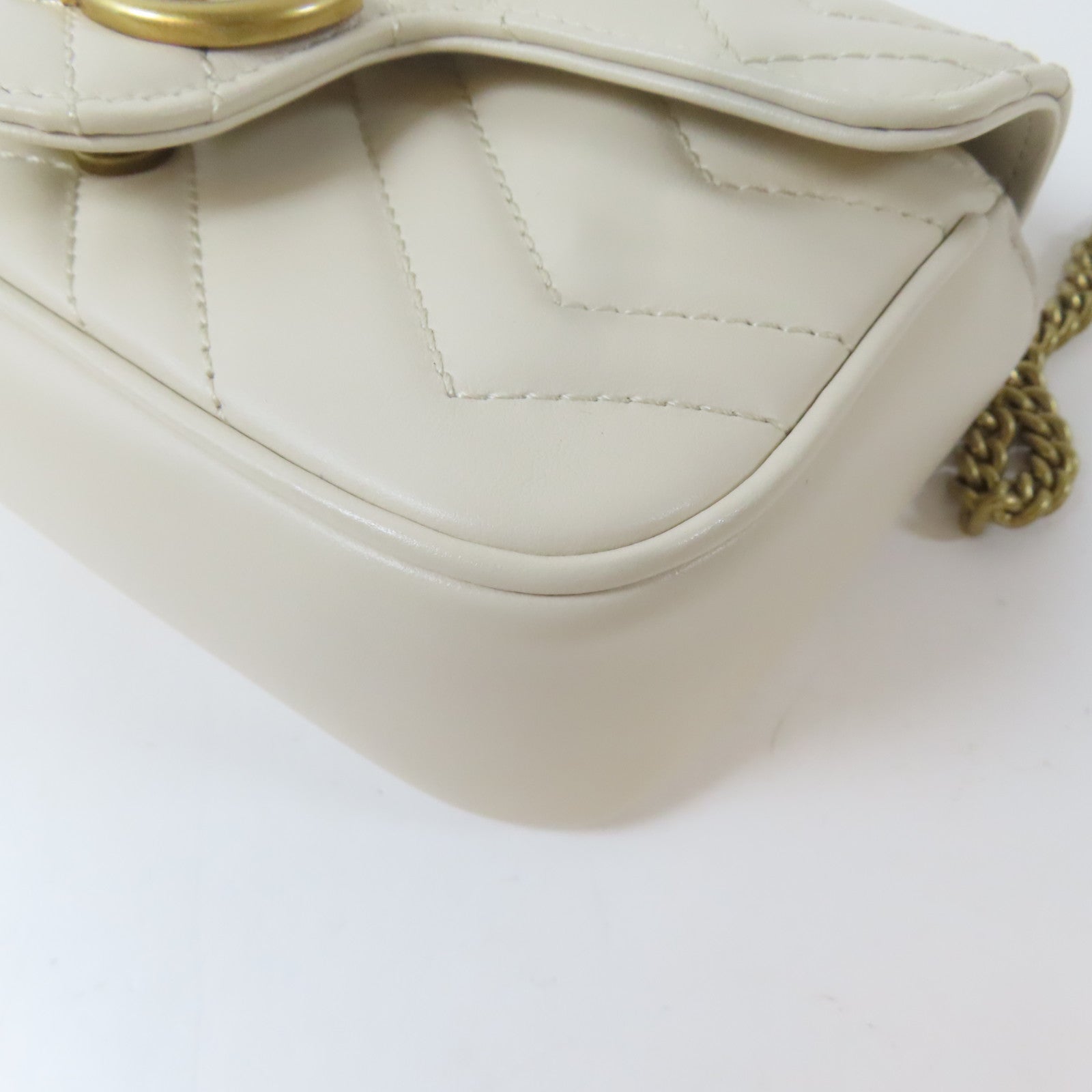 GUCCI 牛皮皮革GG Marmont Mini金扣鏈帶肩背袋白色