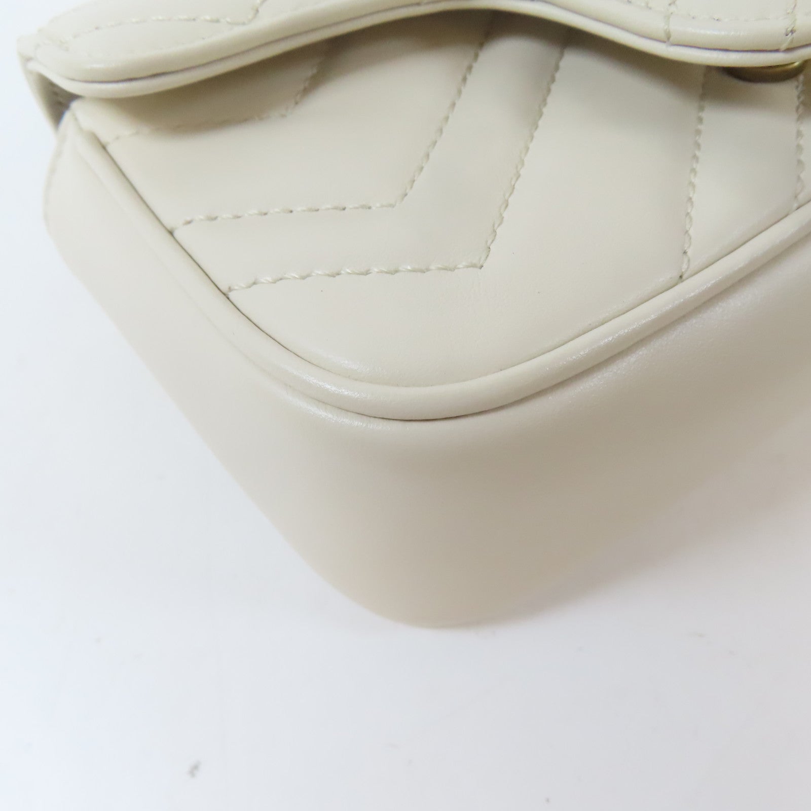 GUCCI 牛皮皮革GG Marmont Mini金扣鏈帶肩背袋白色