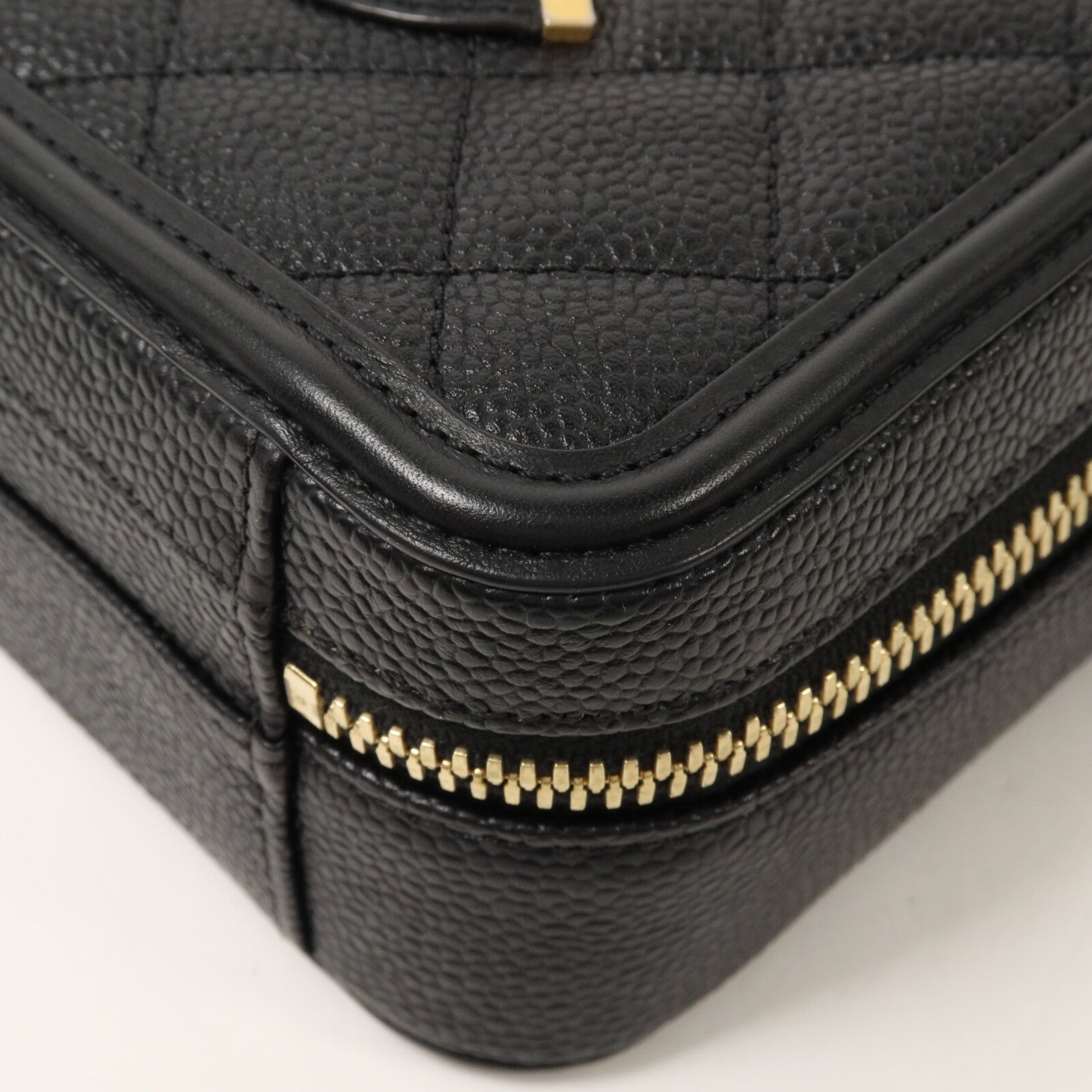 CHANEL 牛皮皮革CC Filigree Vanity Case鏈帶手挽肩背兩用袋