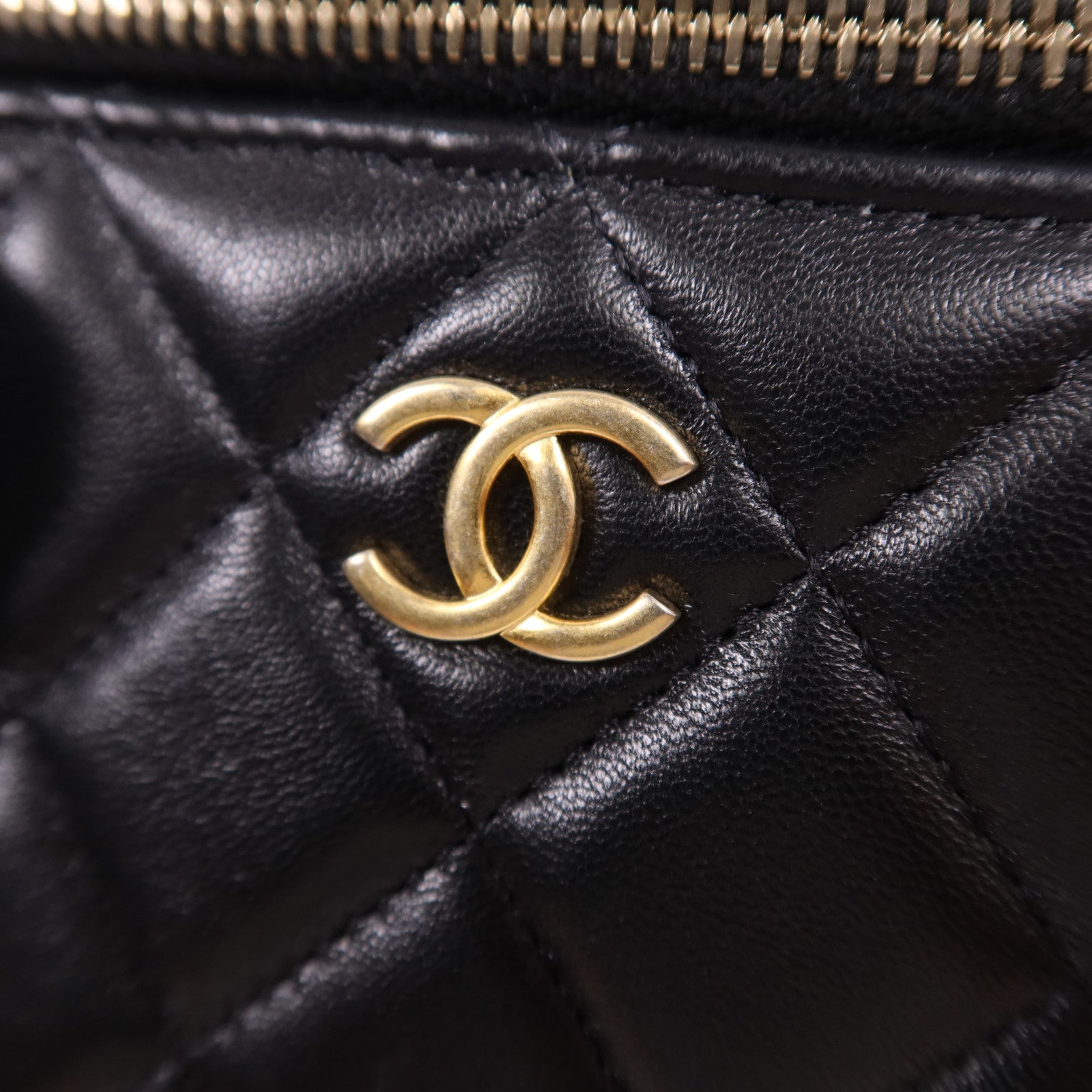 CHANEL 羊皮皮革Vanity Case金扣鏈帶肩背袋