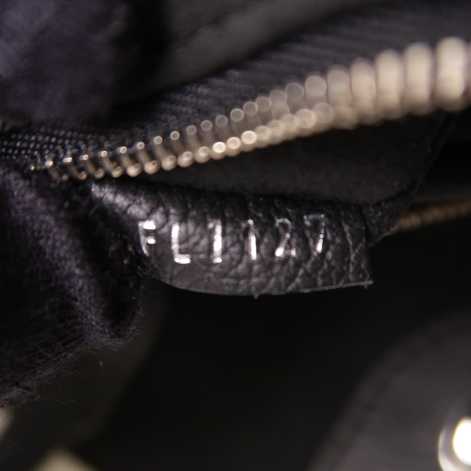 LOUIS VUITTON 牛皮皮革Lockme Cabas銀扣肩背袋