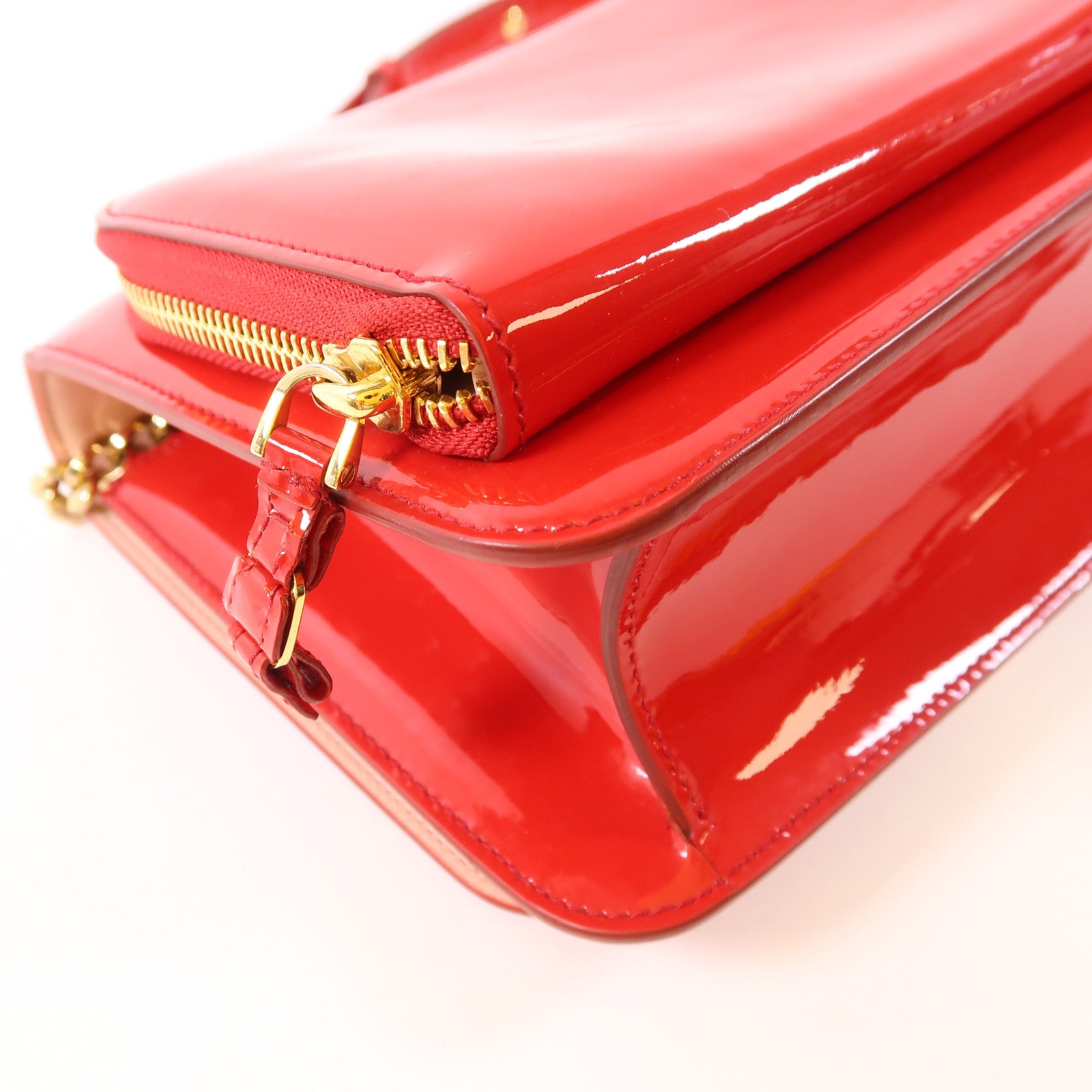 Salvatore Ferragamo 漆皮皮革Chain Shoulder金扣鏈帶肩背袋