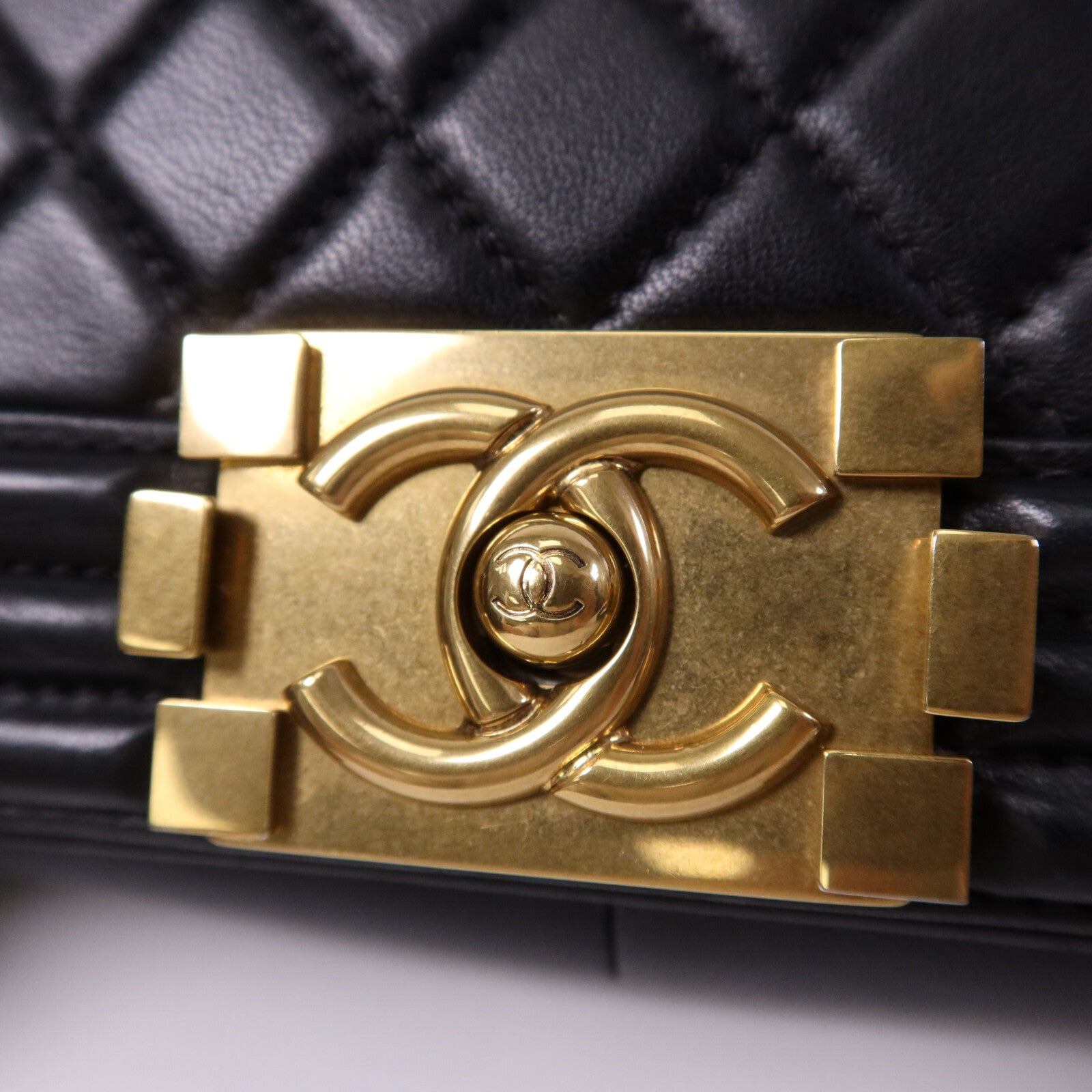CHANEL 羊皮皮革Boy 25金扣鏈帶肩背袋