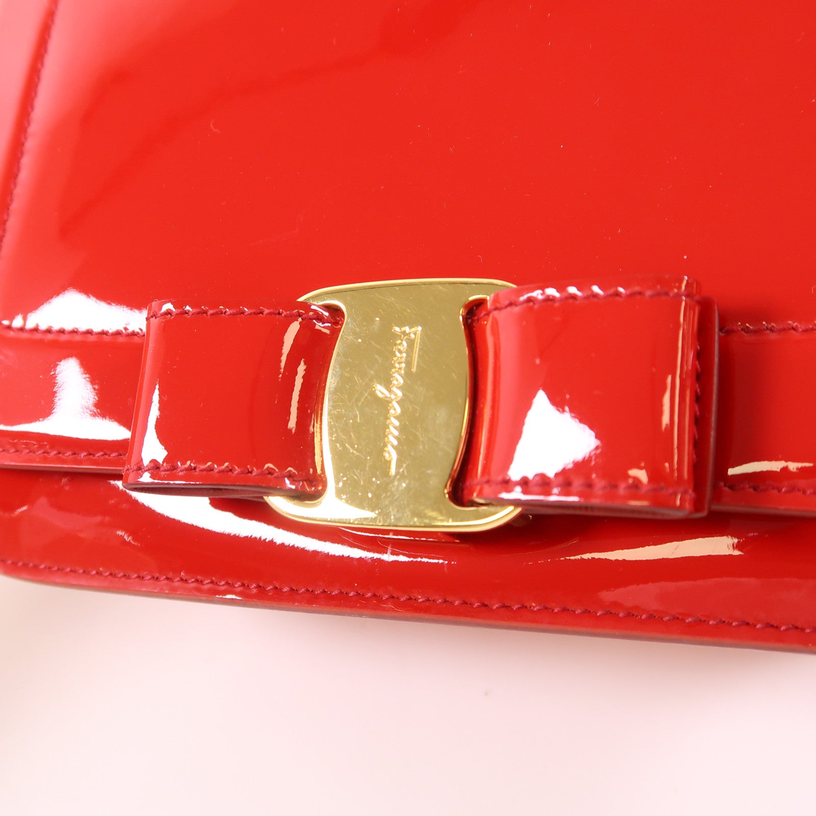 Salvatore Ferragamo 漆皮皮革Chain Shoulder金扣鏈帶肩背袋